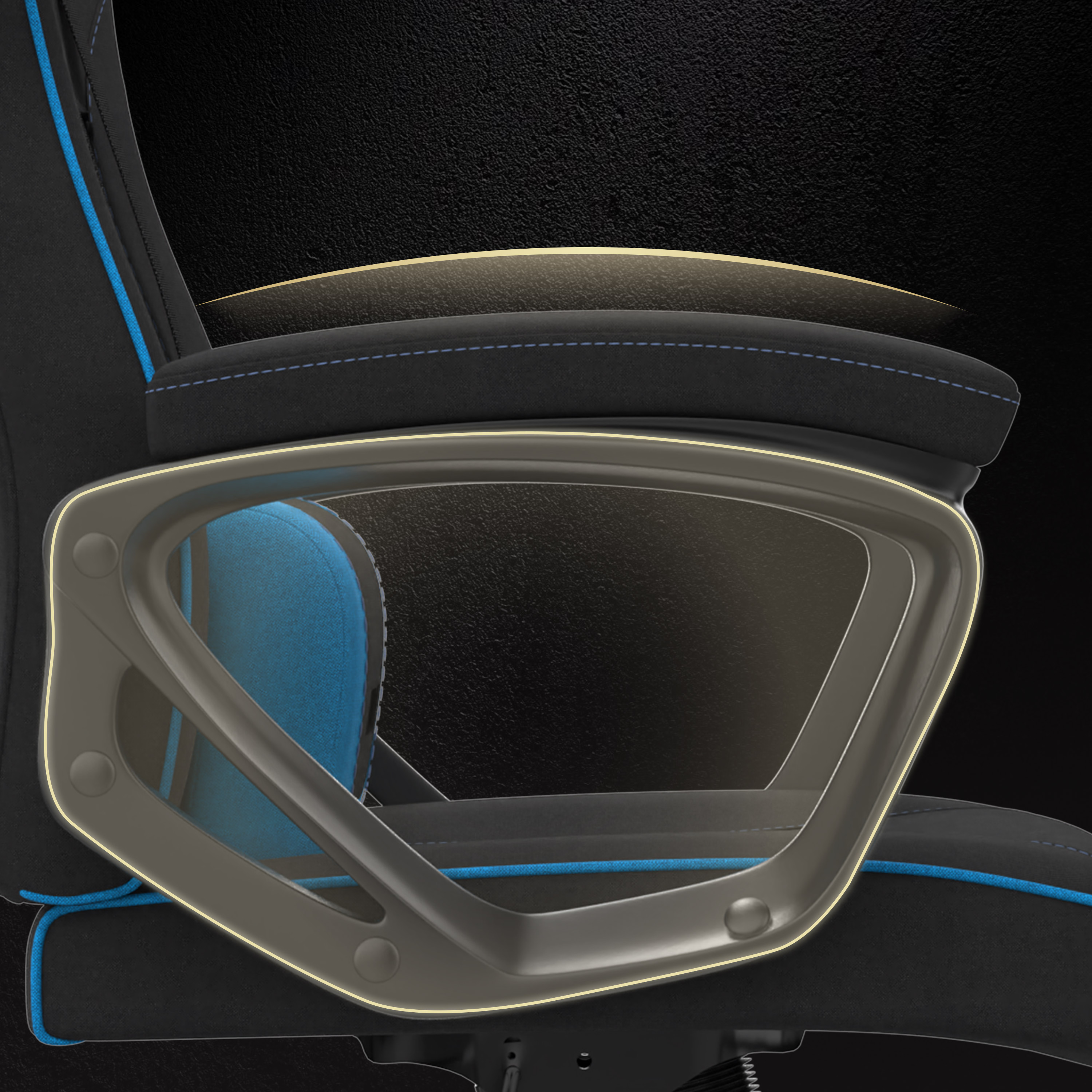 Gros plan sur un accoudoir de chaise de jeu, noir et bleu, avec un cadre métallique. Le fond est sombre.