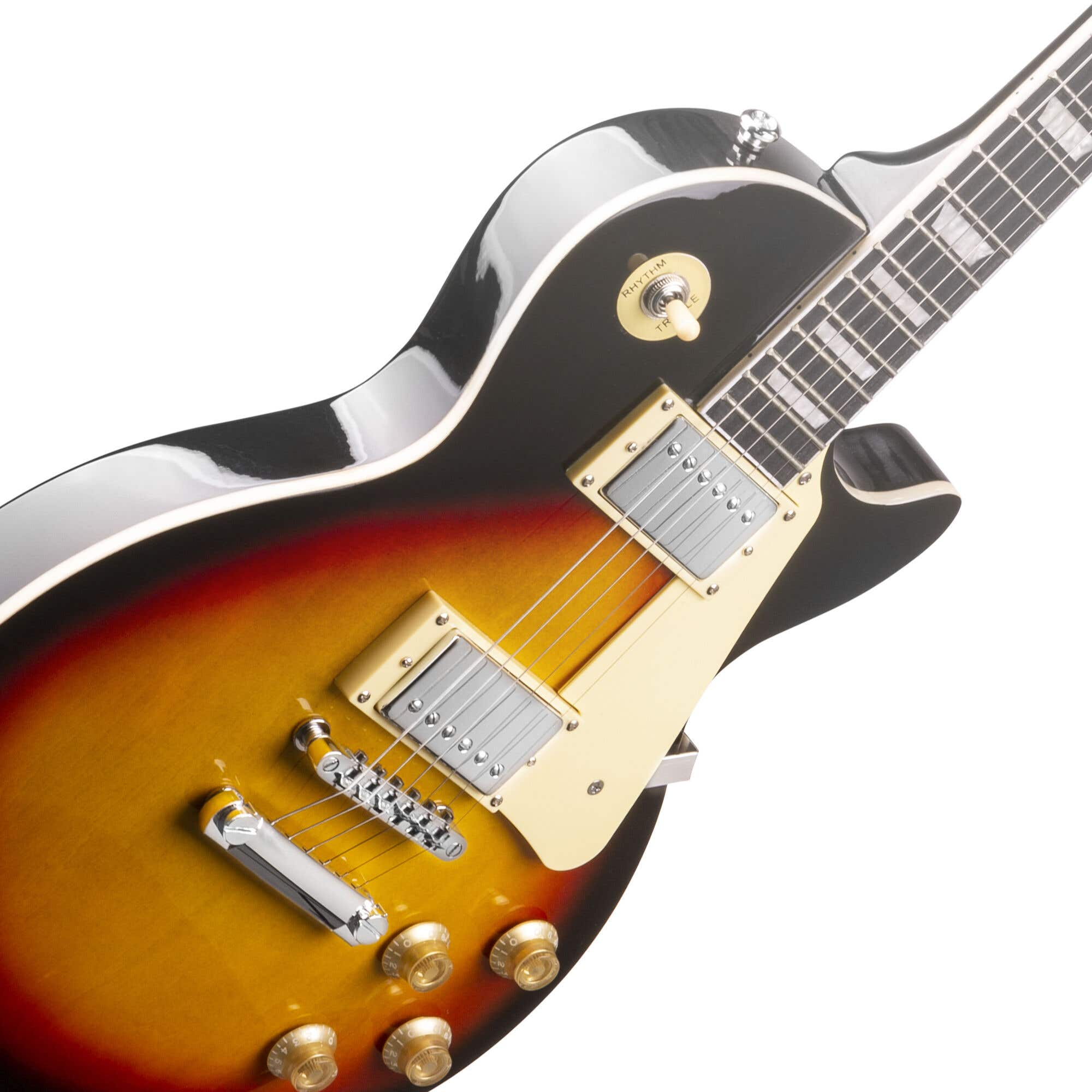 Primer plano de una guitarra eléctrica sunburst. Cuerpo negro, rojo y amarillo, herrajes plateados y fondo blanco.
