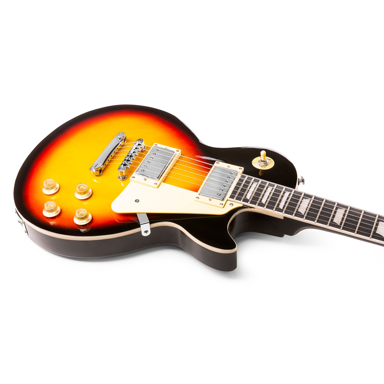 Una guitarra eléctrica sunburst sobre blanco. Tiene cuerpo negro, tapa amarilla-naranja, herrajes cromados y un golpeador blanco.
