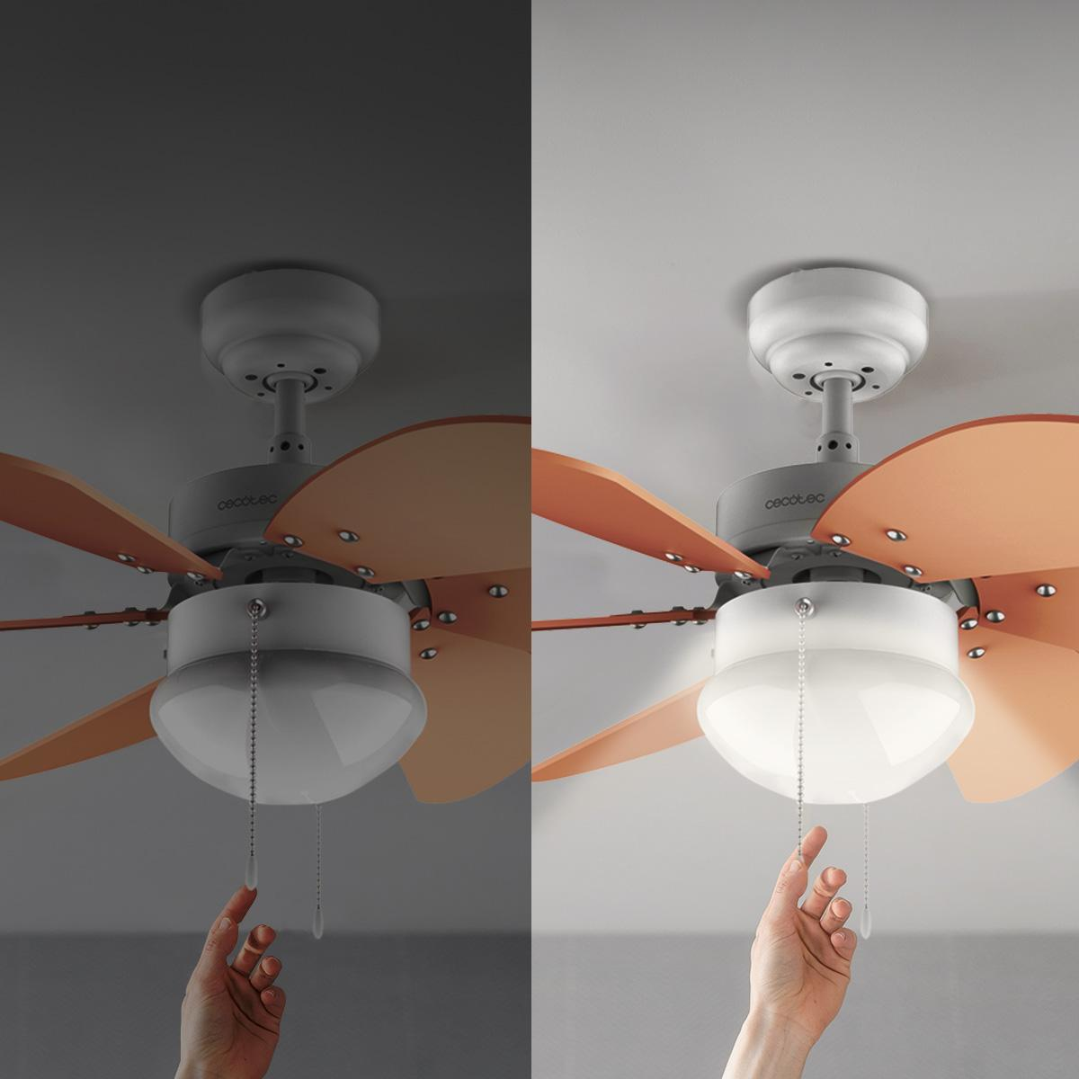 Ręka pociąga za łańcuch, aby włączyć wentylator sufitowy. Wentylator ma pomarańczowe łopatki i białe światło. Obraz jest podzielony.