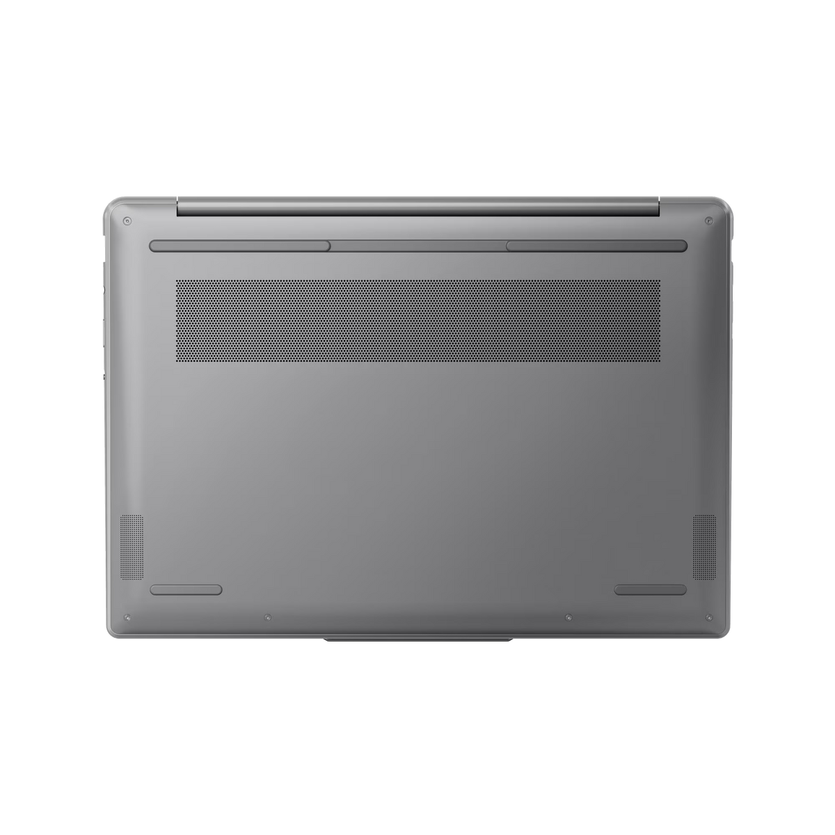 Spód szarego laptopa na czarnym tle. Posiada otwory wentylacyjne i małe gumowe nóżki.