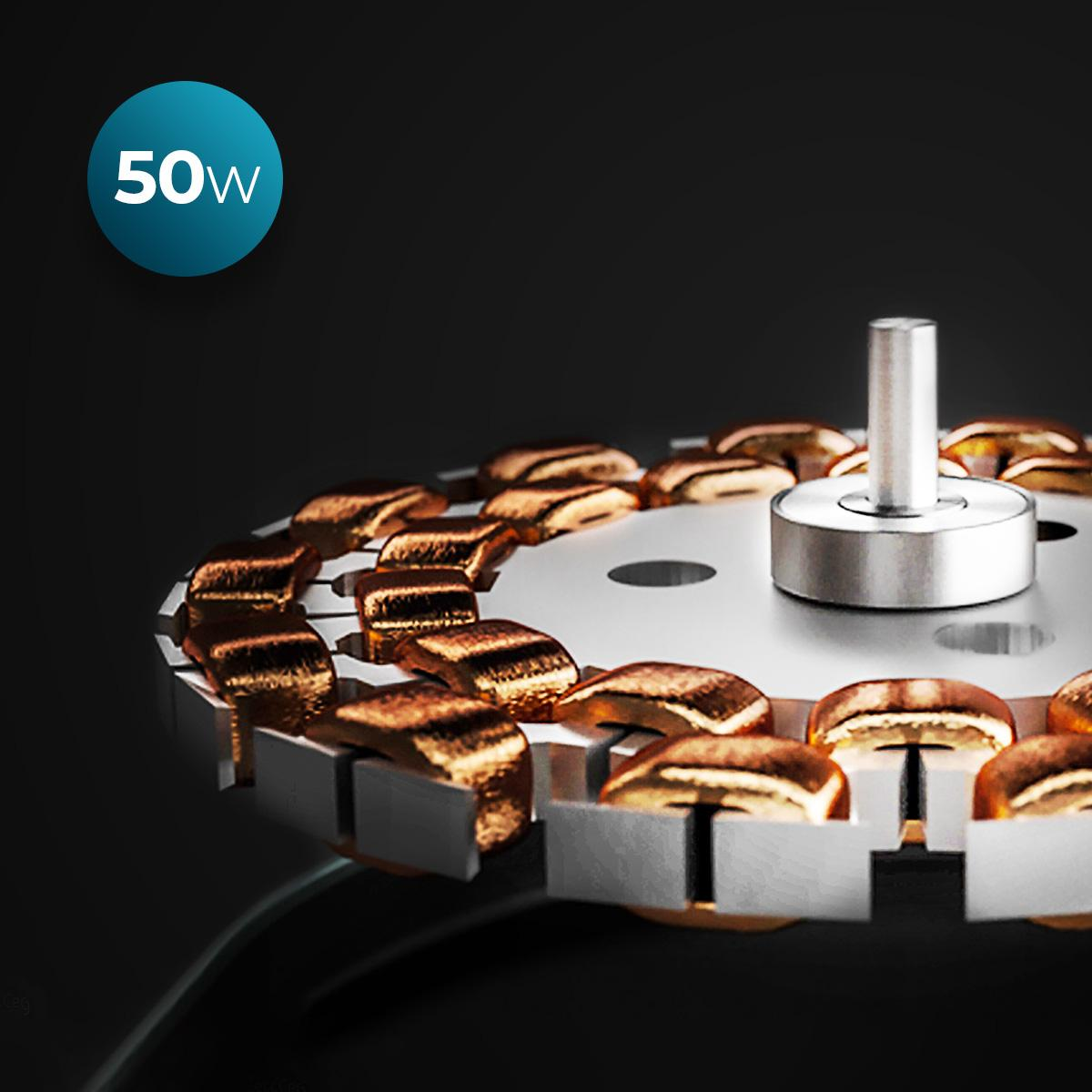 Zbliżenie mechanizmu wentylatora z miedzianymi cewkami rozmieszczonymi wokół centralnego srebrnego elementu. Niebieskie koło wyświetla 50W.