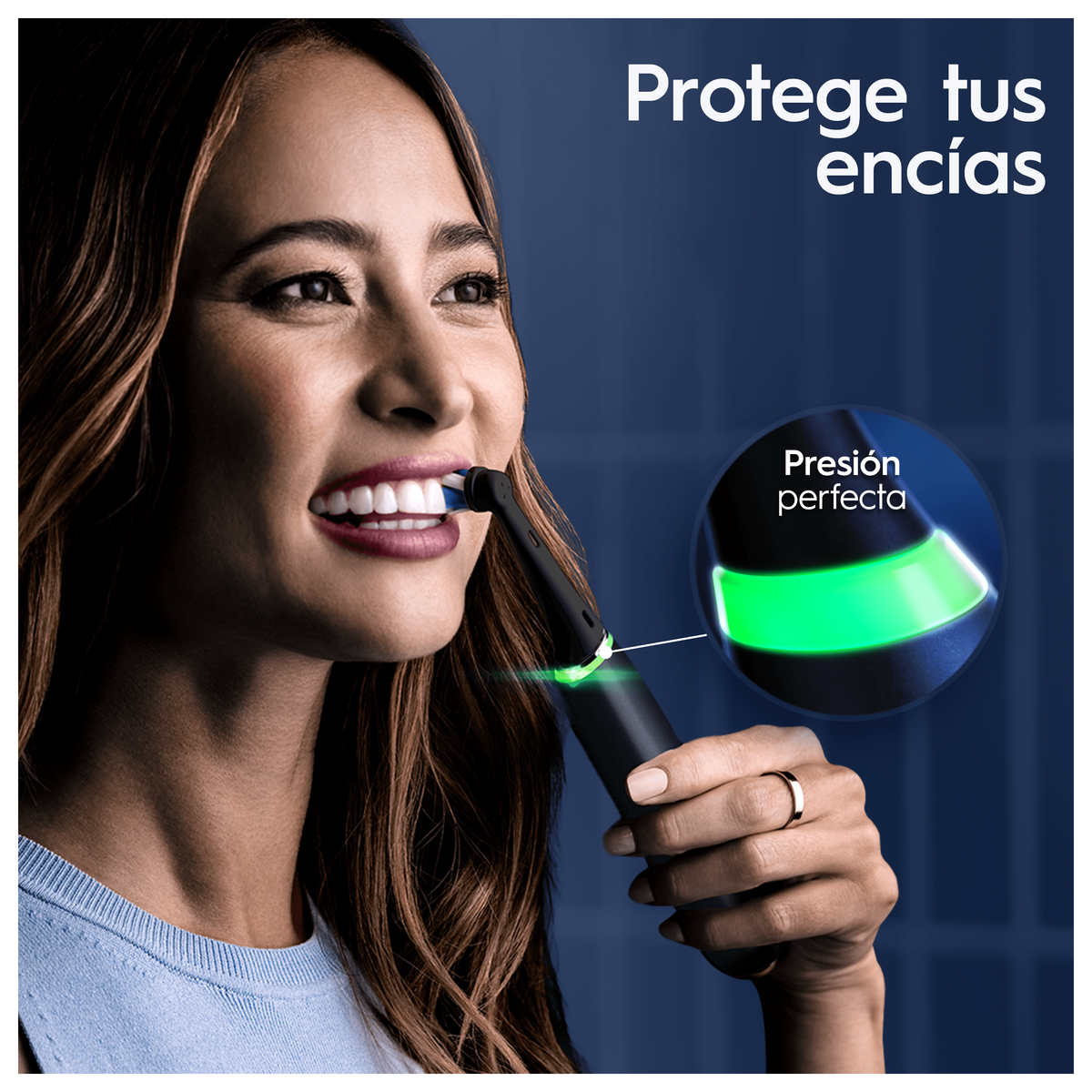 Donna che si lava i denti con uno spazzolino elettrico. Luce verde indica la pressione perfetta. Testo: 'Proteggi le tue gengive' e 'Pressione perfetta'.