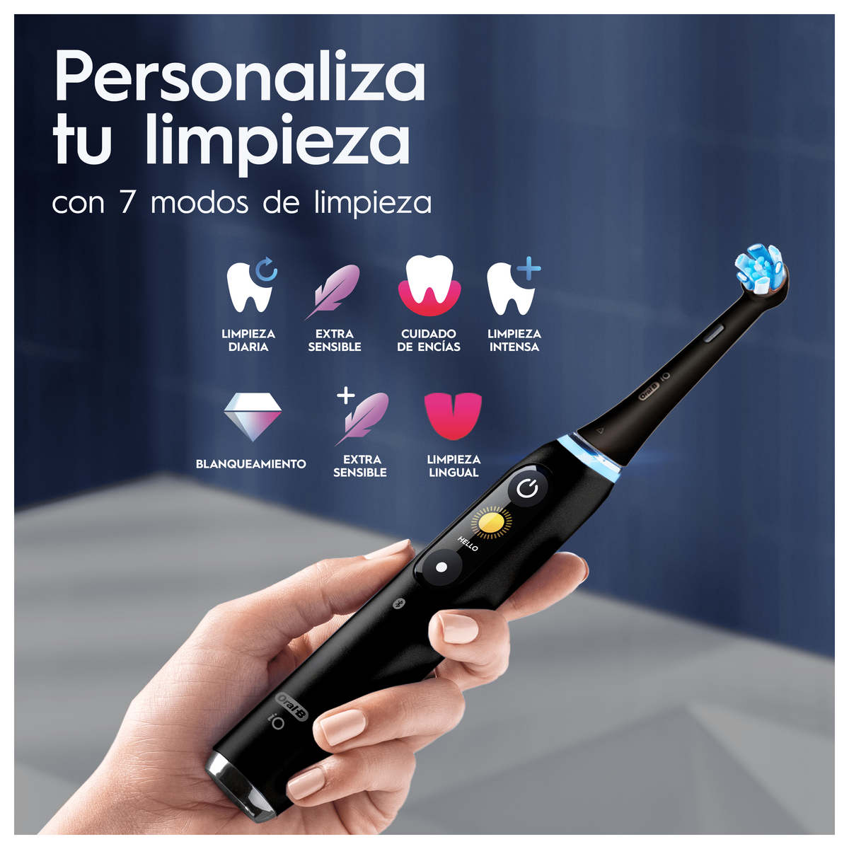 Una mano tiene uno spazzolino Oral-B IO nero. Mostra le modalità di pulizia. Il testo dice 'Personaliza tu limpieza' e 'con 7 modos de limpieza'.