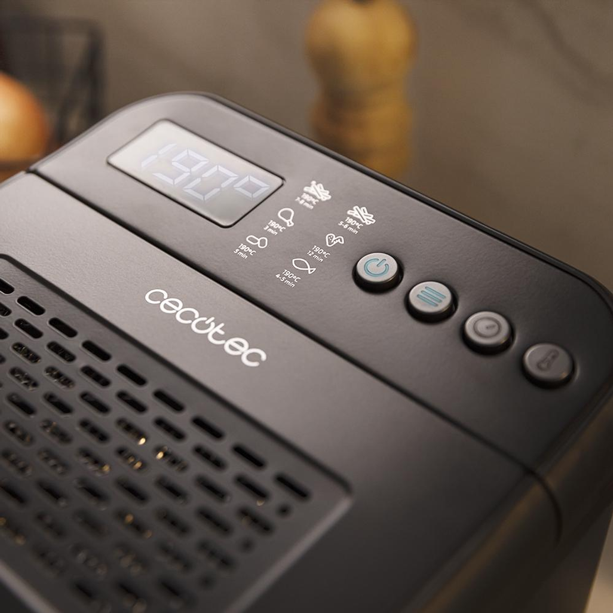 Zbliżenie czarnego panelu sterowania frytkownicy Cecotec. Pokazuje temperaturę, czas gotowania i różne przyciski funkcyjne.