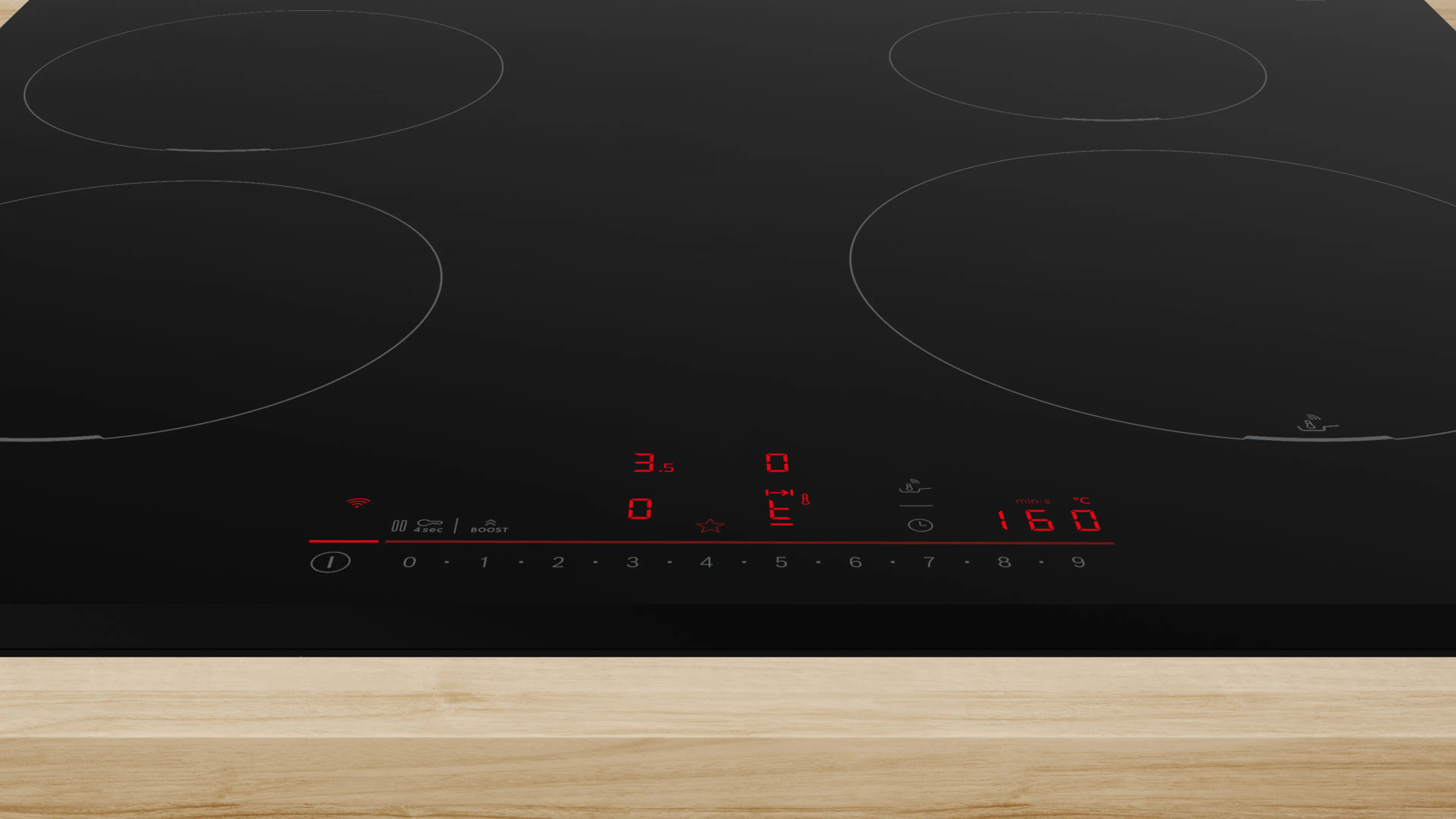 Czarna płyta indukcyjna z czterema palnikami. Czerwony wyświetlacz cyfrowy pokazuje ustawienia. Drewniana powierzchnia poniżej.