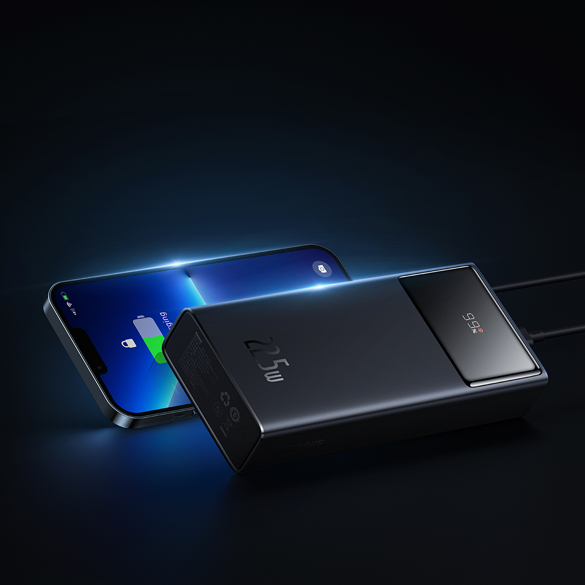 Un power bank nero carica un telefono. Lo schermo del telefono mostra un'icona di ricarica. Il power bank ha un display con percentuale.