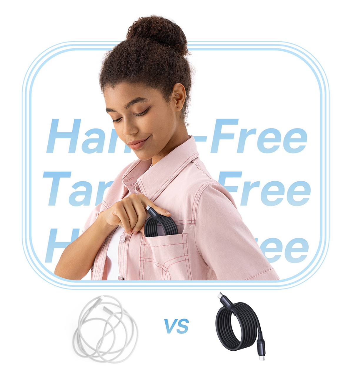 Una donna con una camicia rosa mette un cavo di ricarica nero in tasca. Le parole 'Hand-Free, Tangle-Free' sono visibili.