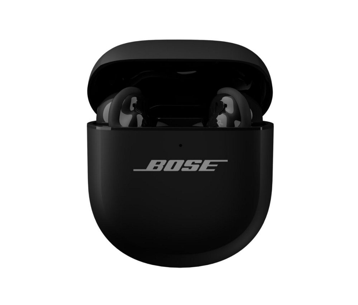 Auriculares Bose negros en un estuche de carga abierto. La funda también es negra, con el logotipo de Bose en blanco en la parte delantera.