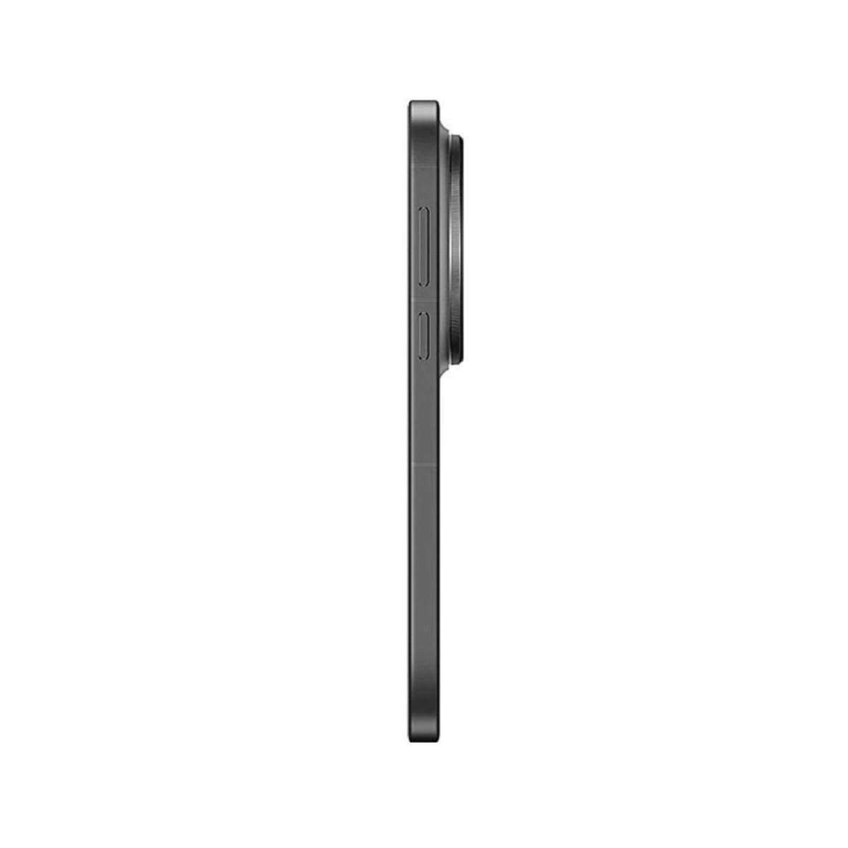 Vista laterale di uno smartphone grigio scuro. Il telefono ha un grande obiettivo e pulsanti laterali. Lo sfondo è bianco.
