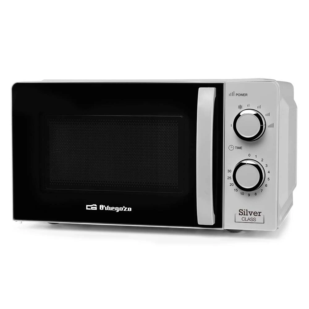 Un forno a microonde bianco e argento con porta nera. Ha manopole di controllo per potenza e tempo. Il marchio è Orbegozo.