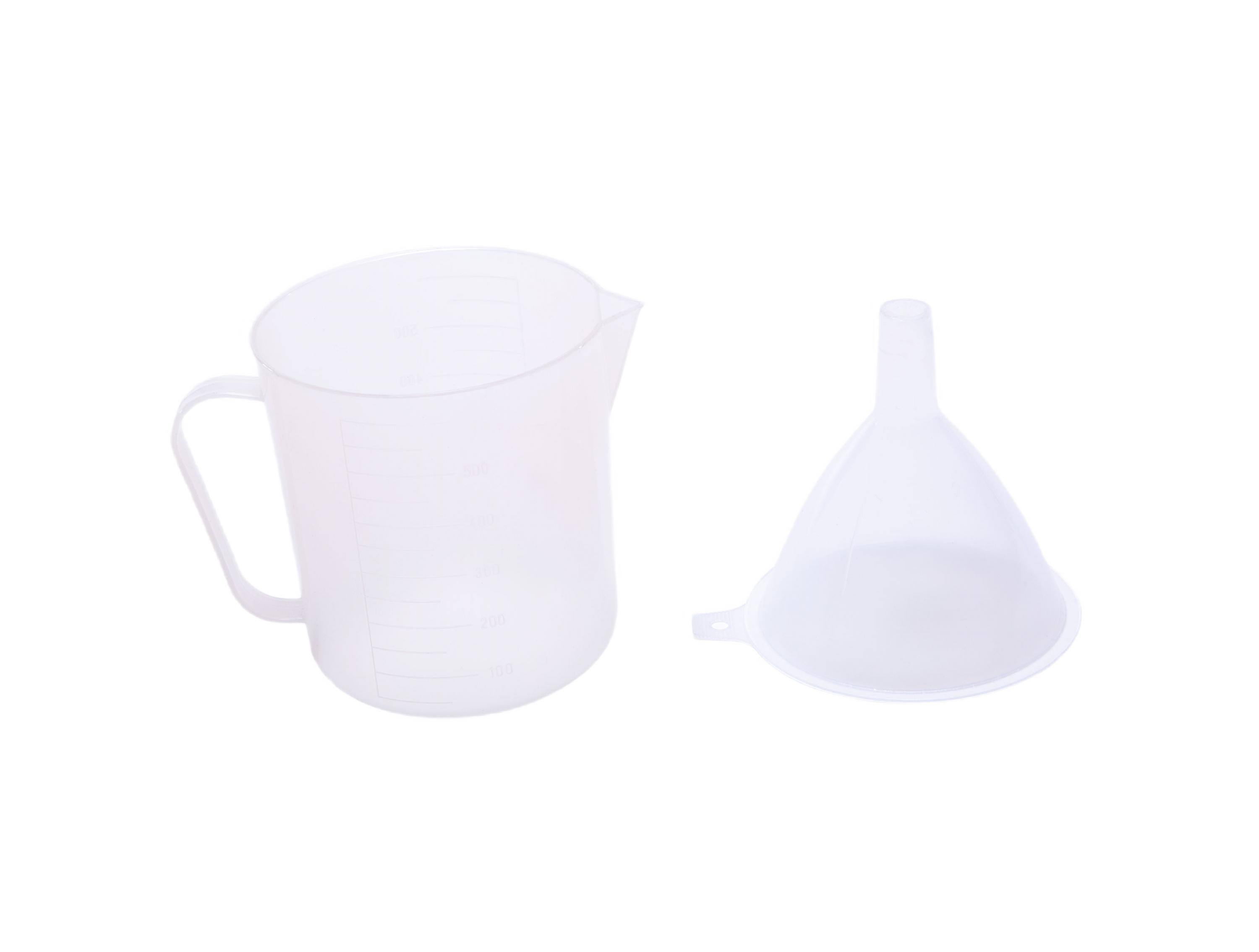 Un vaso de plástico transparente y un embudo sobre un fondo blanco.