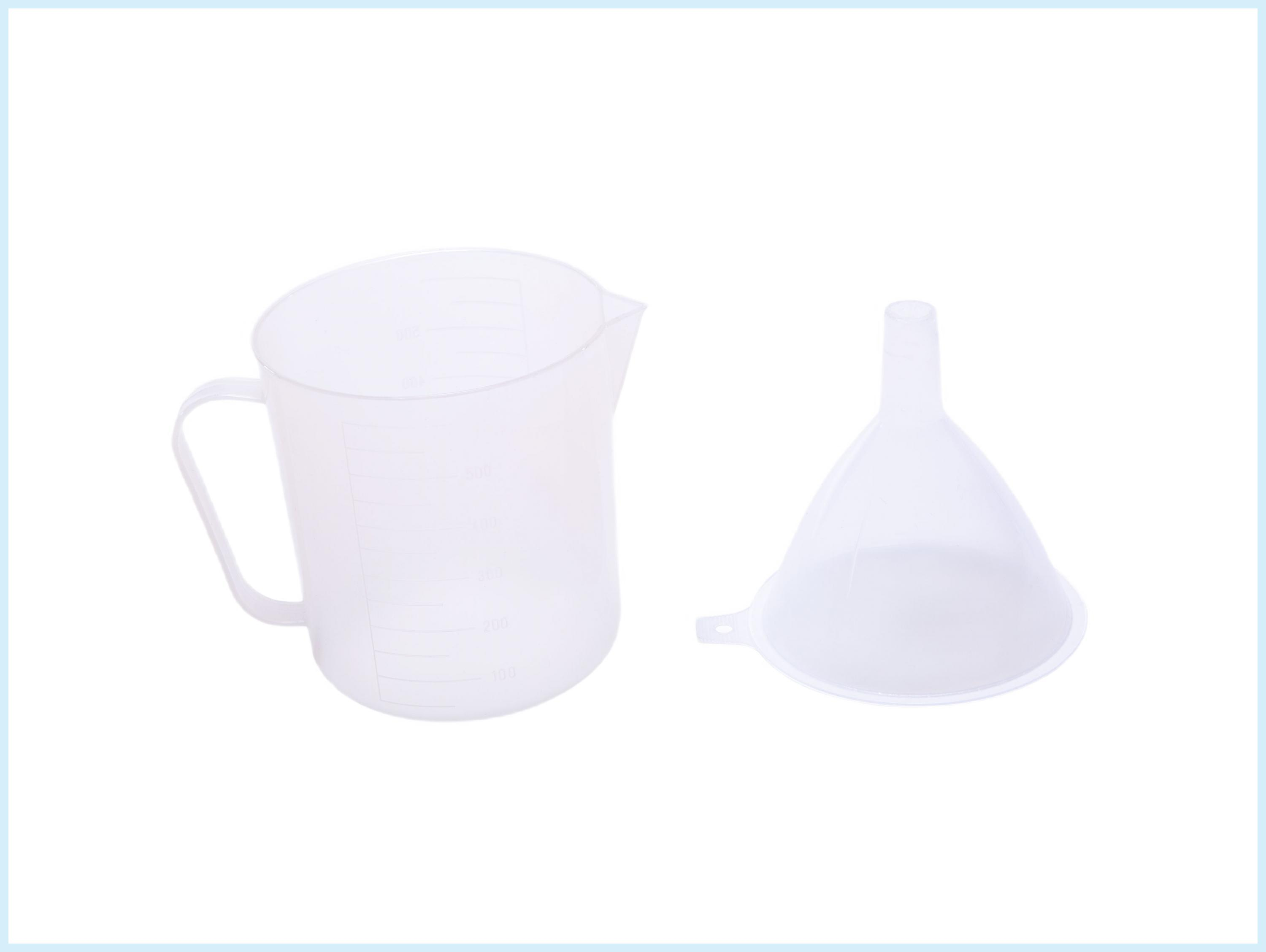 Un vaso de precipitados blanco con asa y un embudo sobre una superficie blanca.