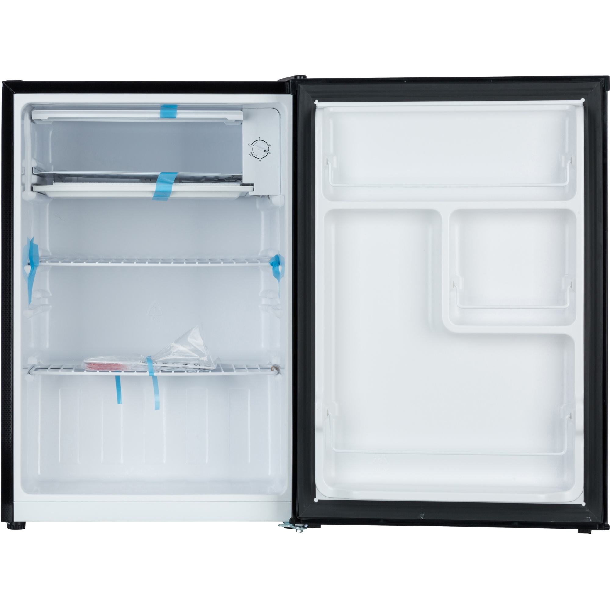 Offener Mini-Kühlschrank. Schwarzer Rahmen, weißer Innenraum, verstellbare Regale, Tür angelehnt. Blaues Klebeband sichert Teile.