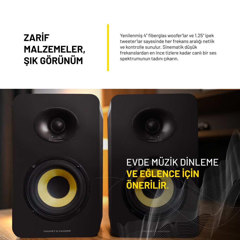 Sarı hoparlör konilerine sahip iki siyah hoparlör, beyaz bir arka plan üzerinde Türkçe metinle sergileniyor. Metin evde müzik dinlemek diyor.
