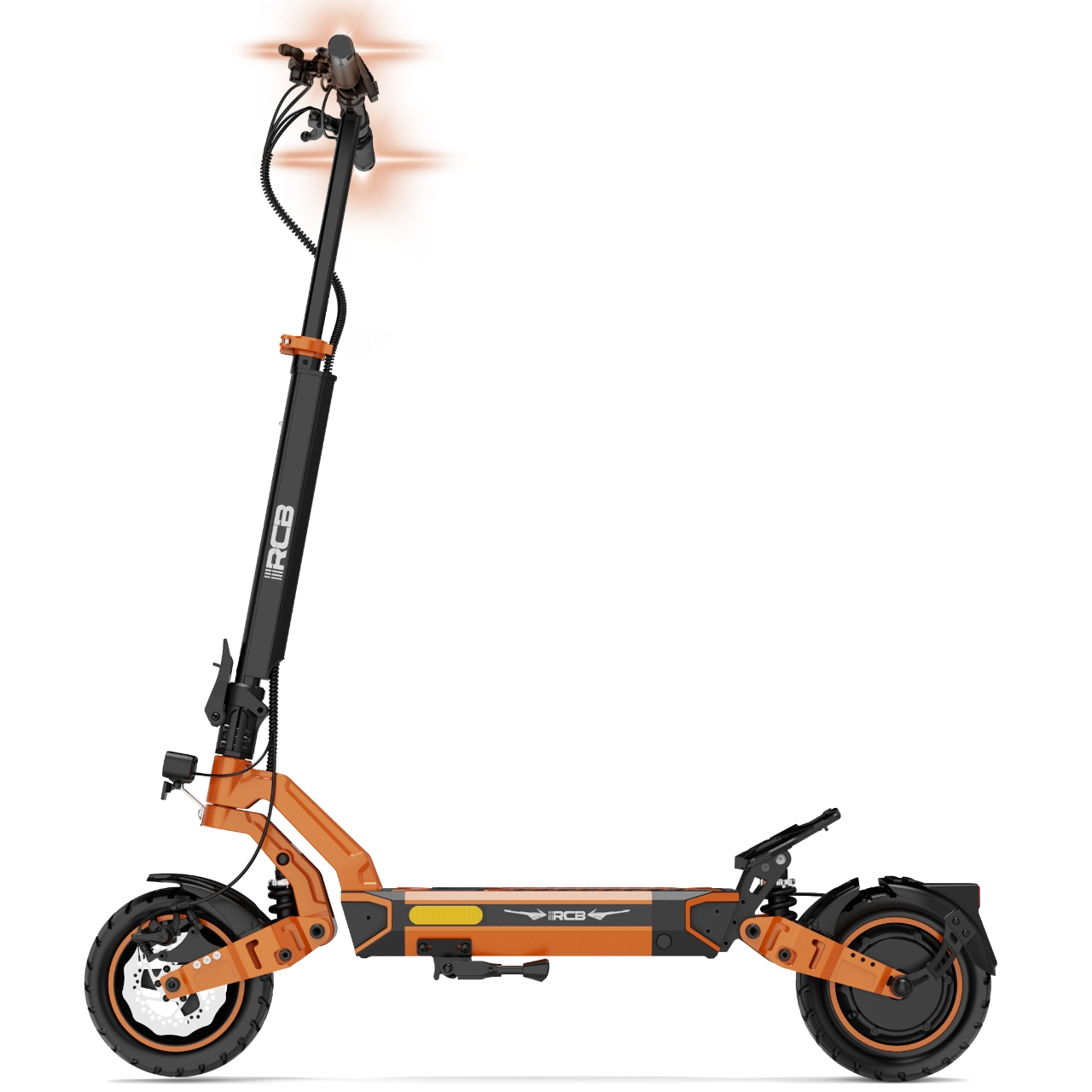 Ein orange-schwarzer Elektroroller auf weißem Hintergrund. Er hat einen Lenker, ein Deck, Räder und einen Ständer.
