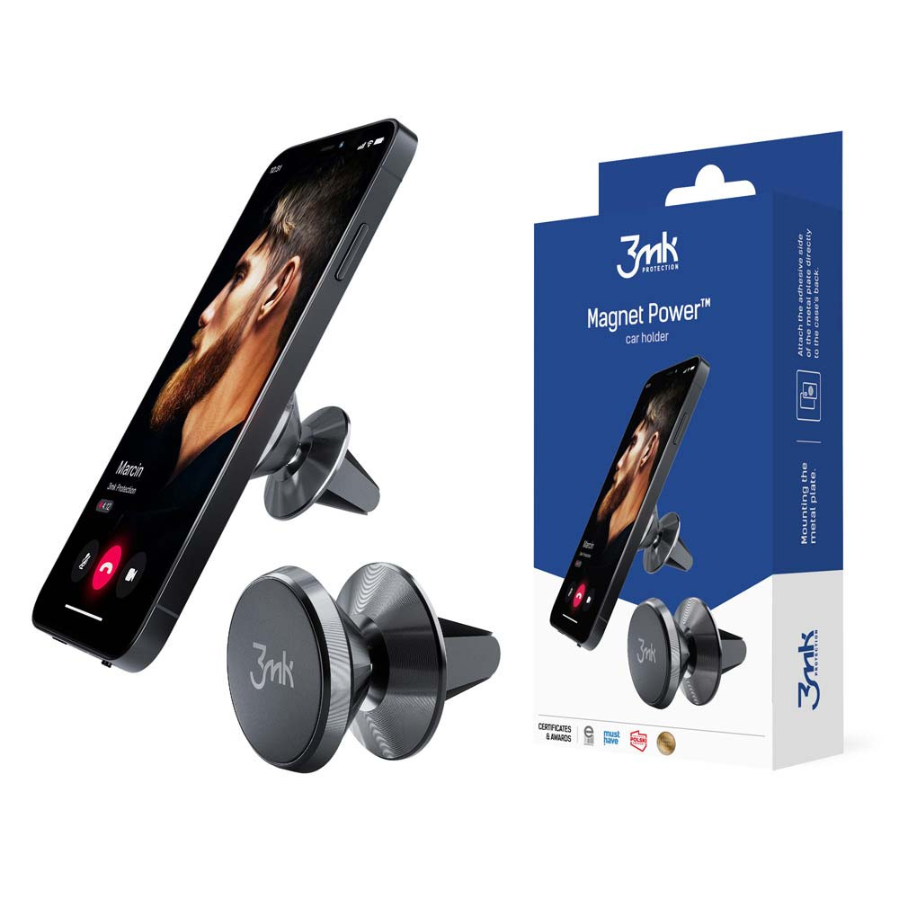 Telefon wyświetlający twarz mężczyzny jest trzymany przez uchwyt samochodowy, wraz z pudełkiem produktu. Oba są na białym tle.