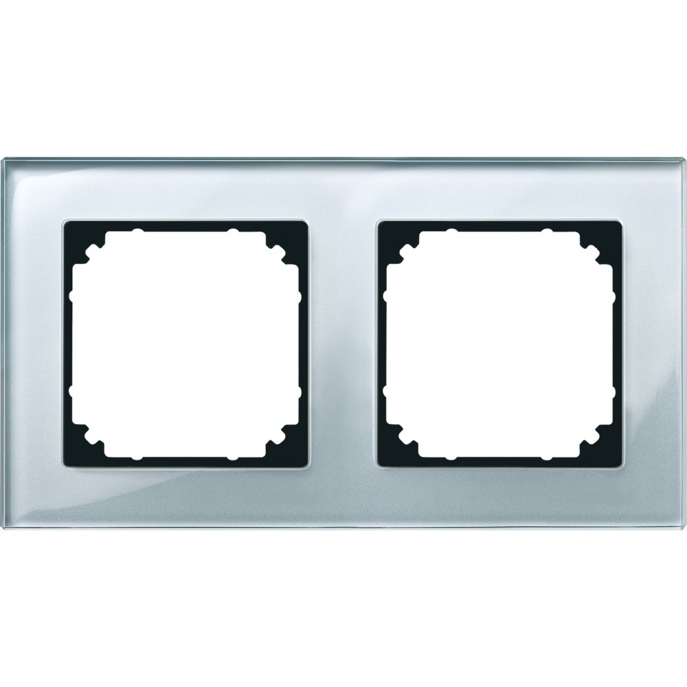Una copertura rettangolare argentata per presa elettrica con due aperture quadrate. Le aperture hanno interni neri.