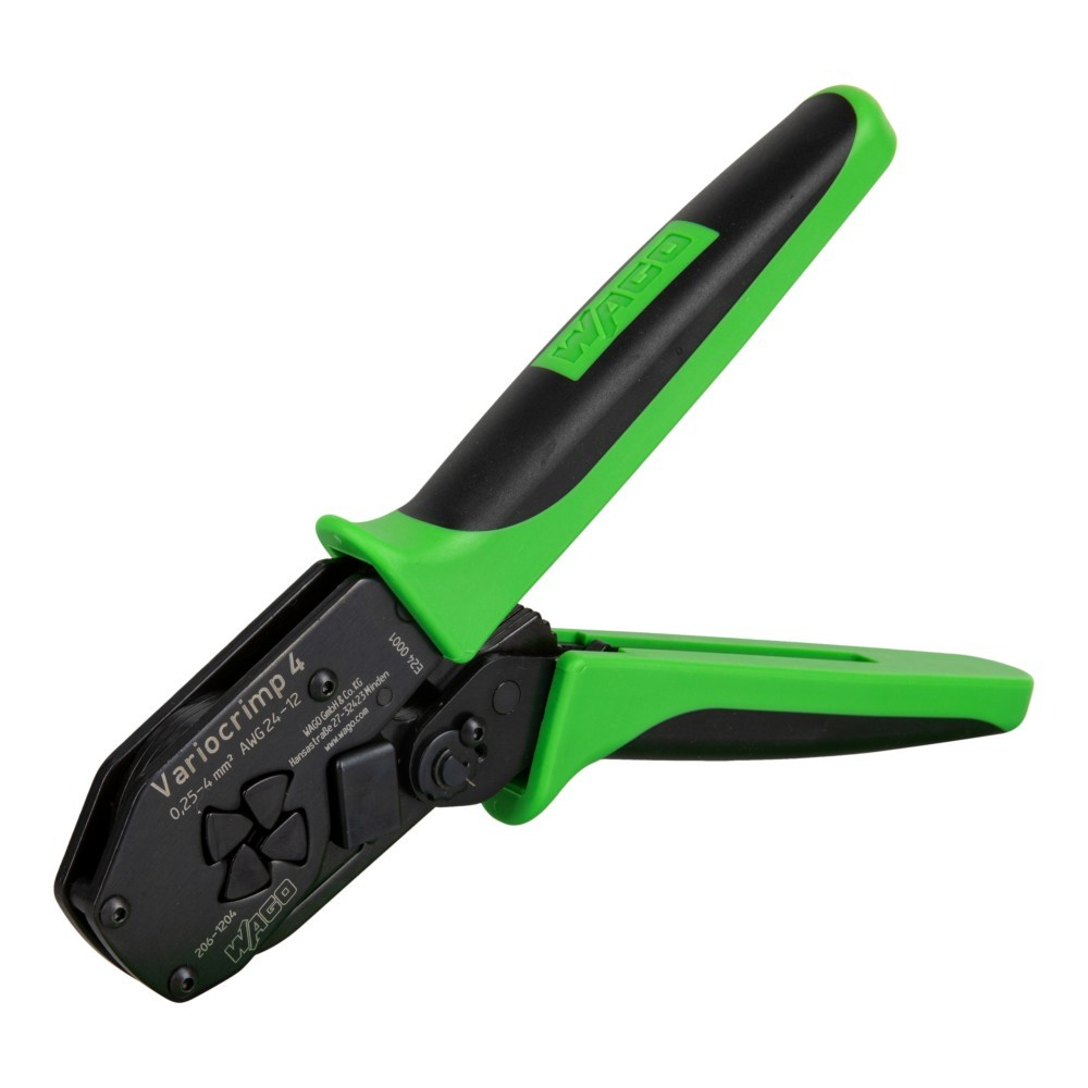 Una pinza crimpatrice Variocrimp 4 verde e nera. Lo strumento è angolato su una superficie bianca. Il marchio WAGO è visibile.