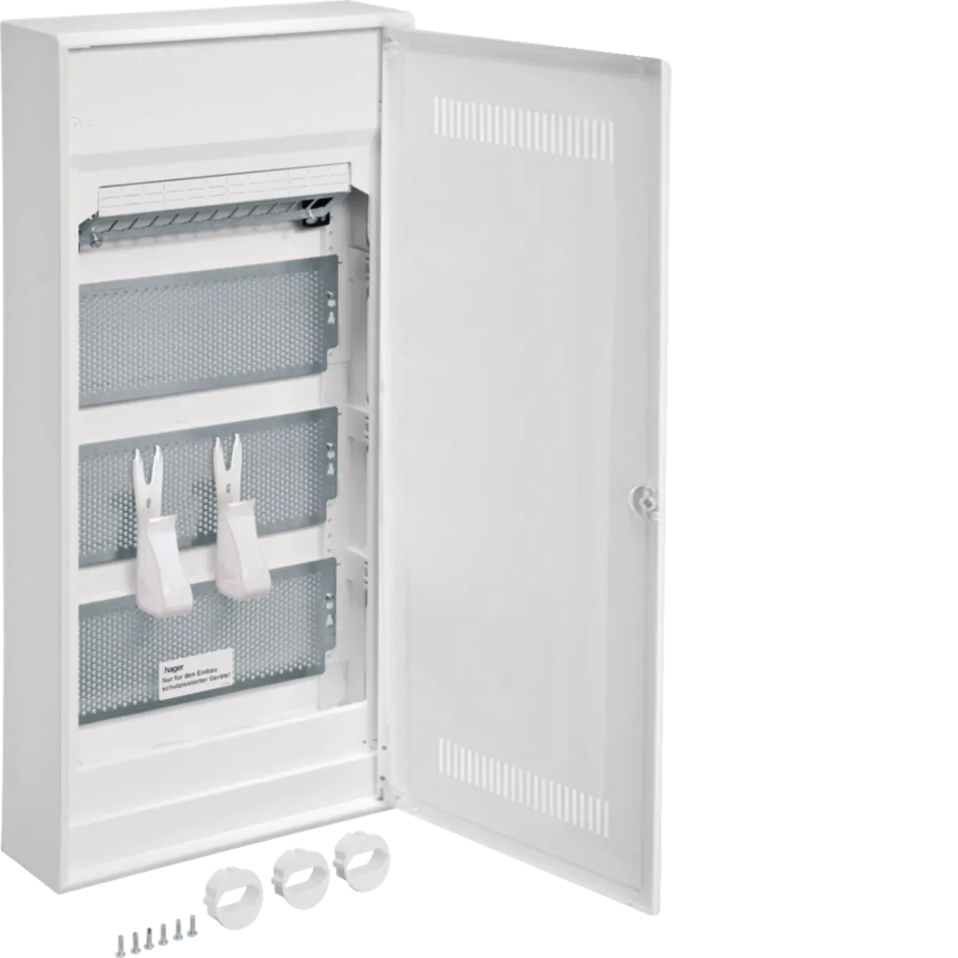 Armadio elettrico bianco con porta aperta. Contiene componenti interni. Accessori in basso. La porta ha fessure di ventilazione.