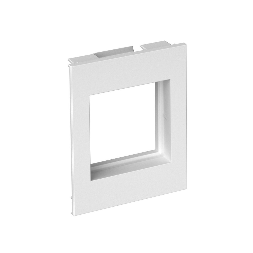 Una copertura bianca per presa elettrica con apertura quadrata. Ha forma rettangolare e una zona incassata.