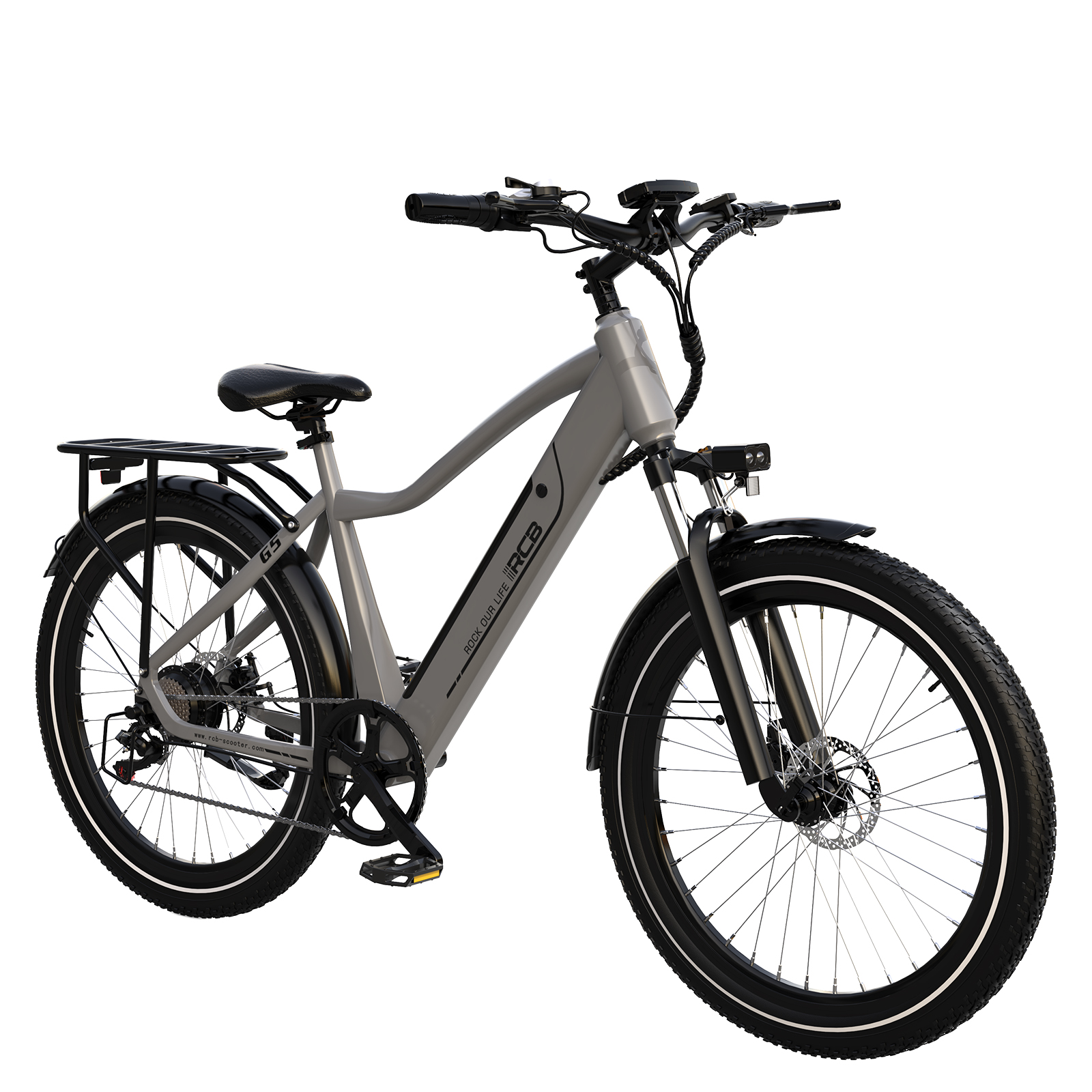 Ein graues Elektrofahrrad mit schwarzen Reifen und Komponenten ist vor weißem Hintergrund isoliert. Das Fahrrad hat einen Gepäckträger und ein Licht.