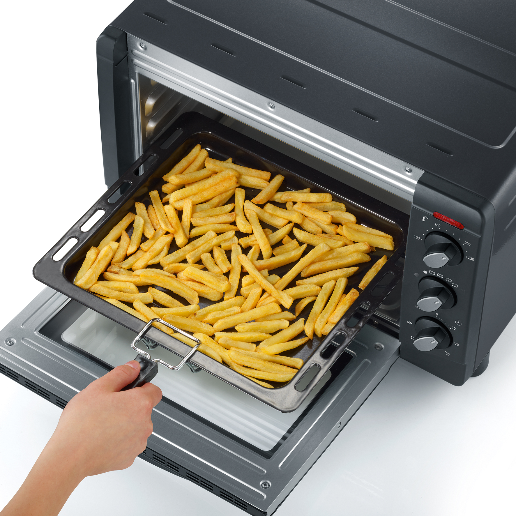 Ein Backofen mit einem Tablett mit goldenen Pommes Frites. Eine Hand hält das Tablett. Backofen-Bedienelemente sind an der Seite.