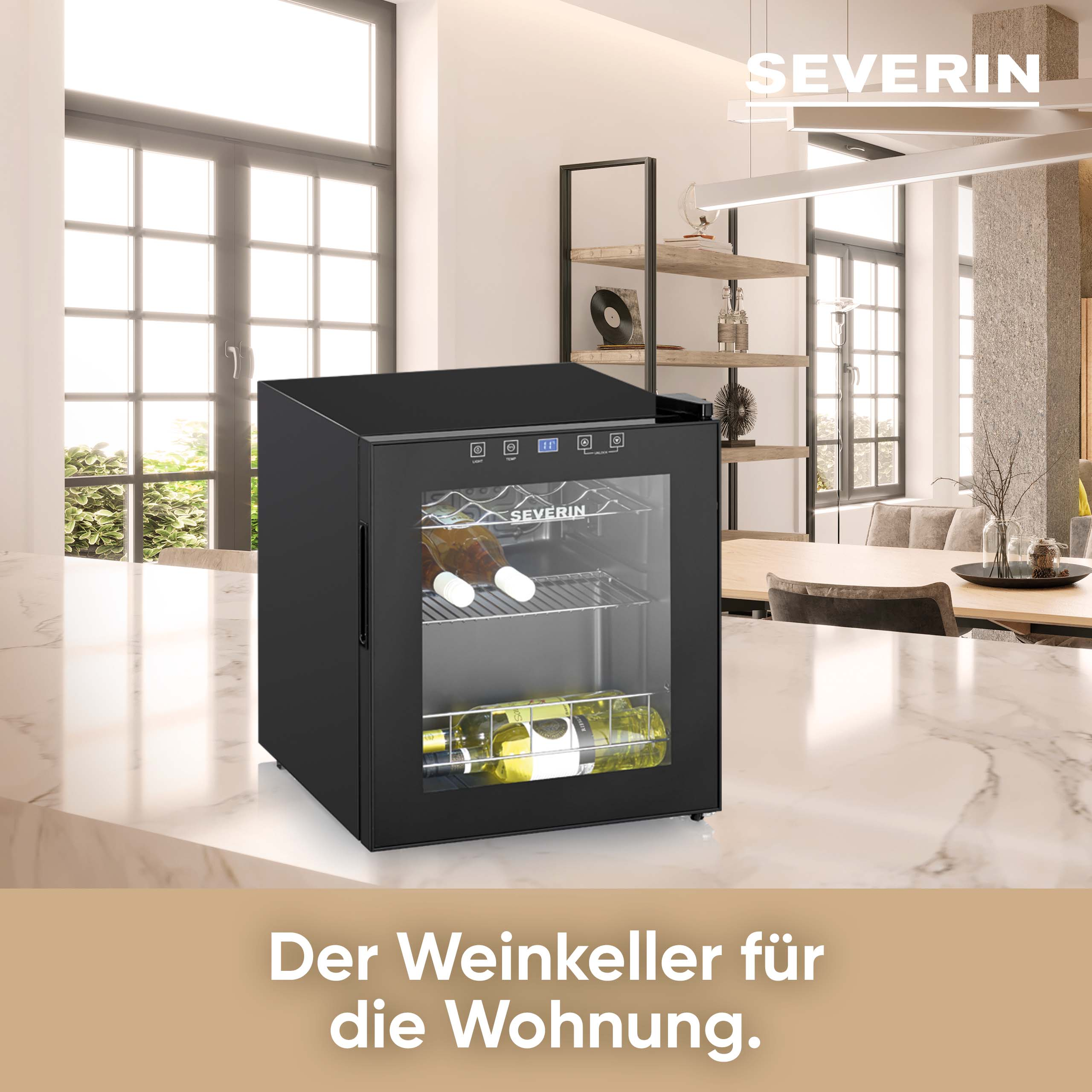 Schwarzer Weinkühler auf einer weißen Arbeitsplatte. Flaschen innen. Hintergrund zeigt Essbereich.
