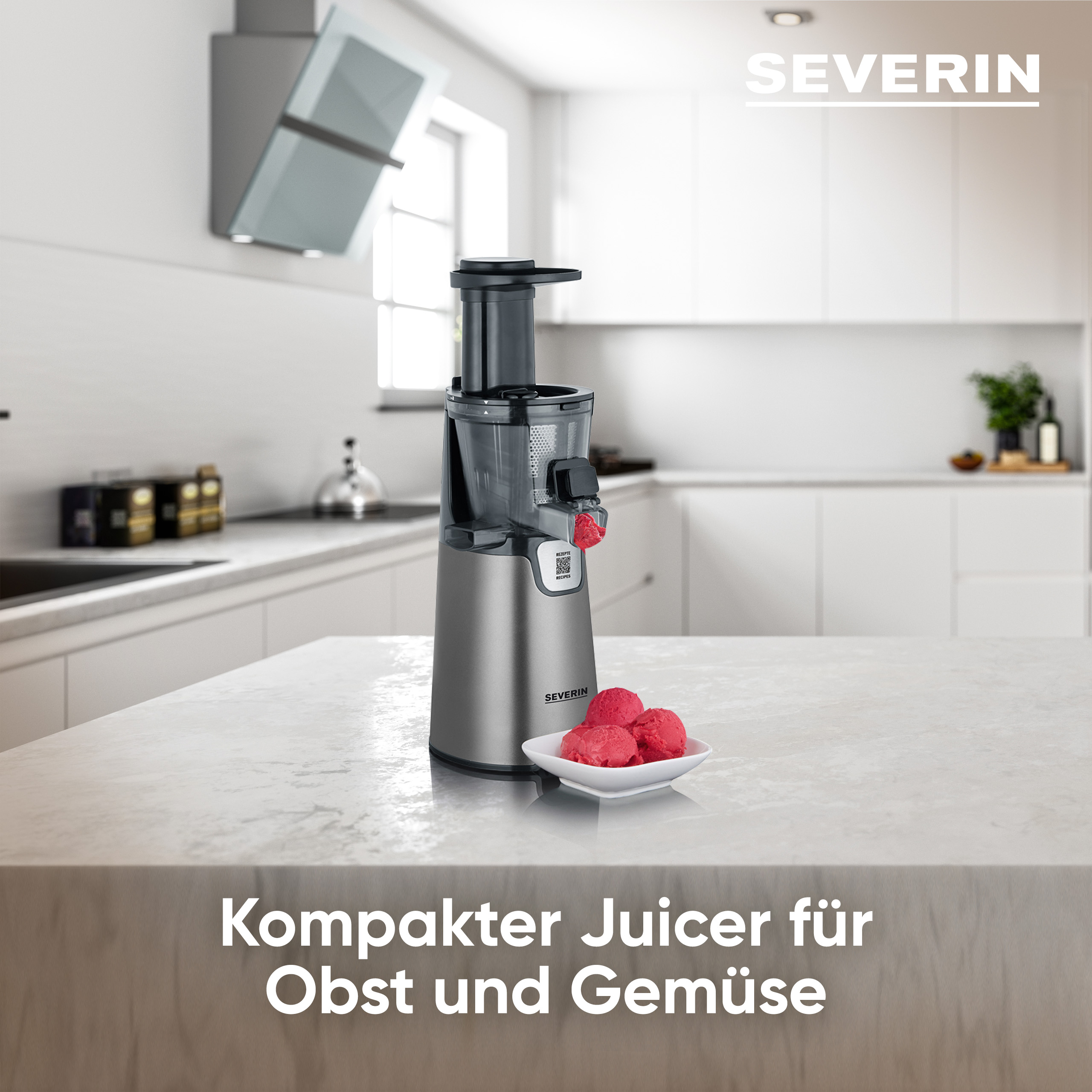 Un'estrattore di succo su un piano della cucina con una ciotola di sorbetto rosso. Il logo SEVERIN è visibile.