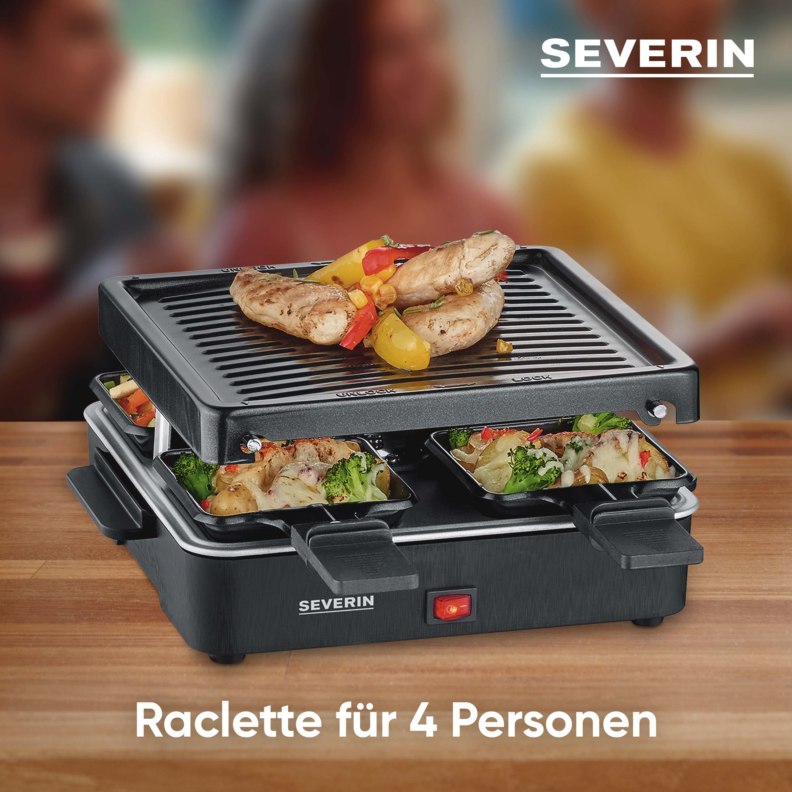 Grill do raclette z jedzeniem. Grill ma dwie warstwy z warzywami i mięsem. Nazwa marki to Severin.