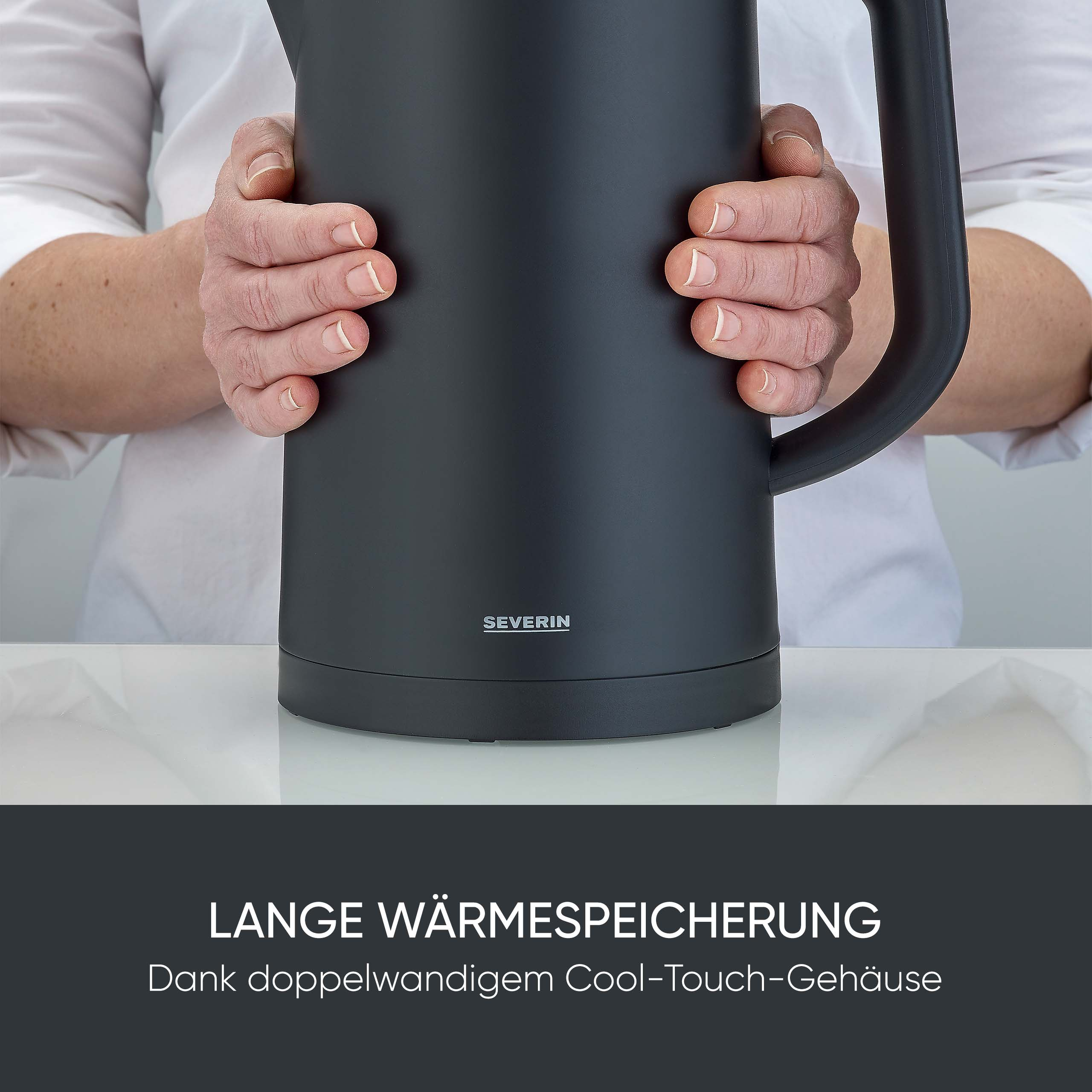 Een persoon houdt een zwarte waterkoker vast. De tekst onderaan luidt: 'Lange warmteopslag'.