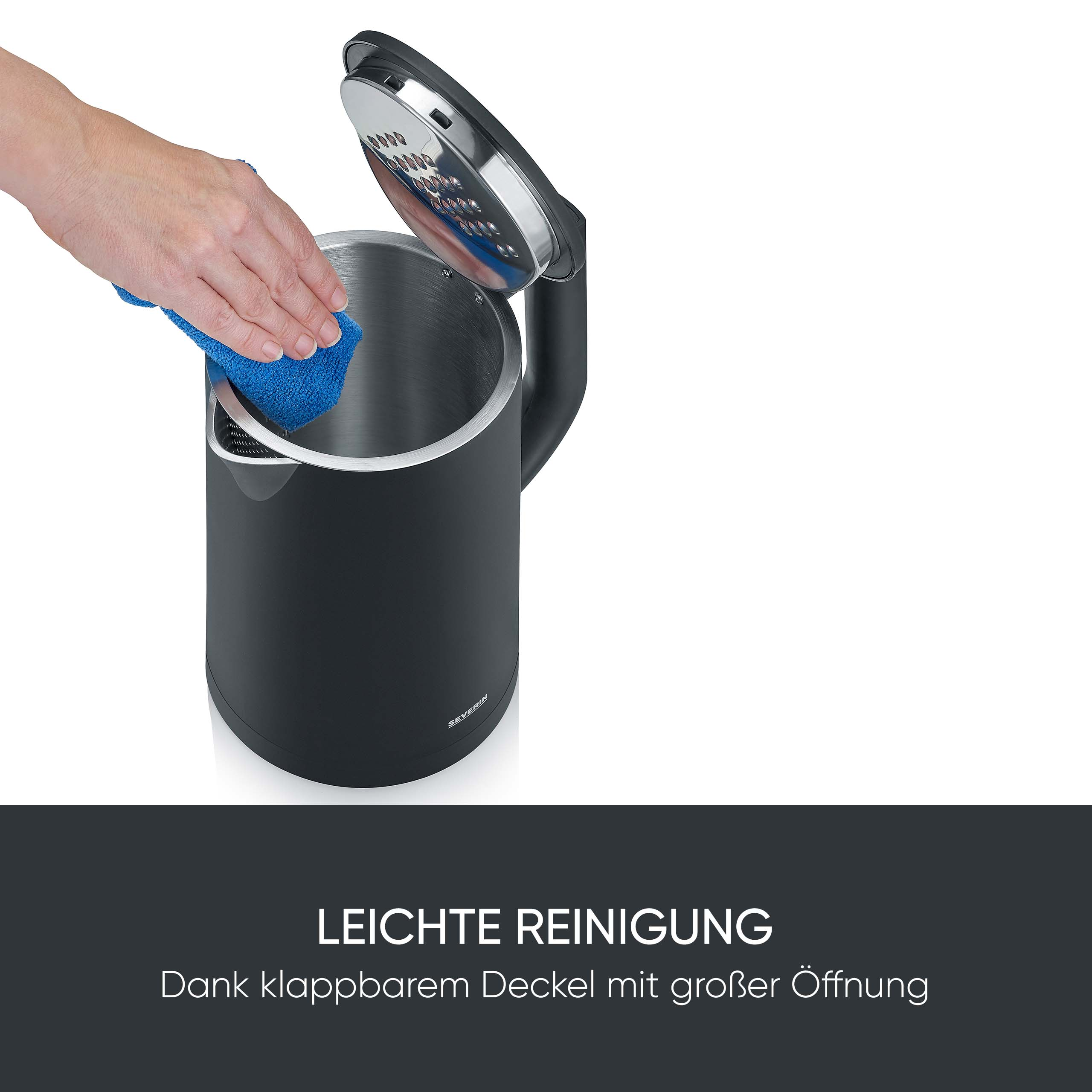 Een hand reinigt een zwarte waterkoker met een blauwe doek. Het deksel is open, tekst onderaan.
