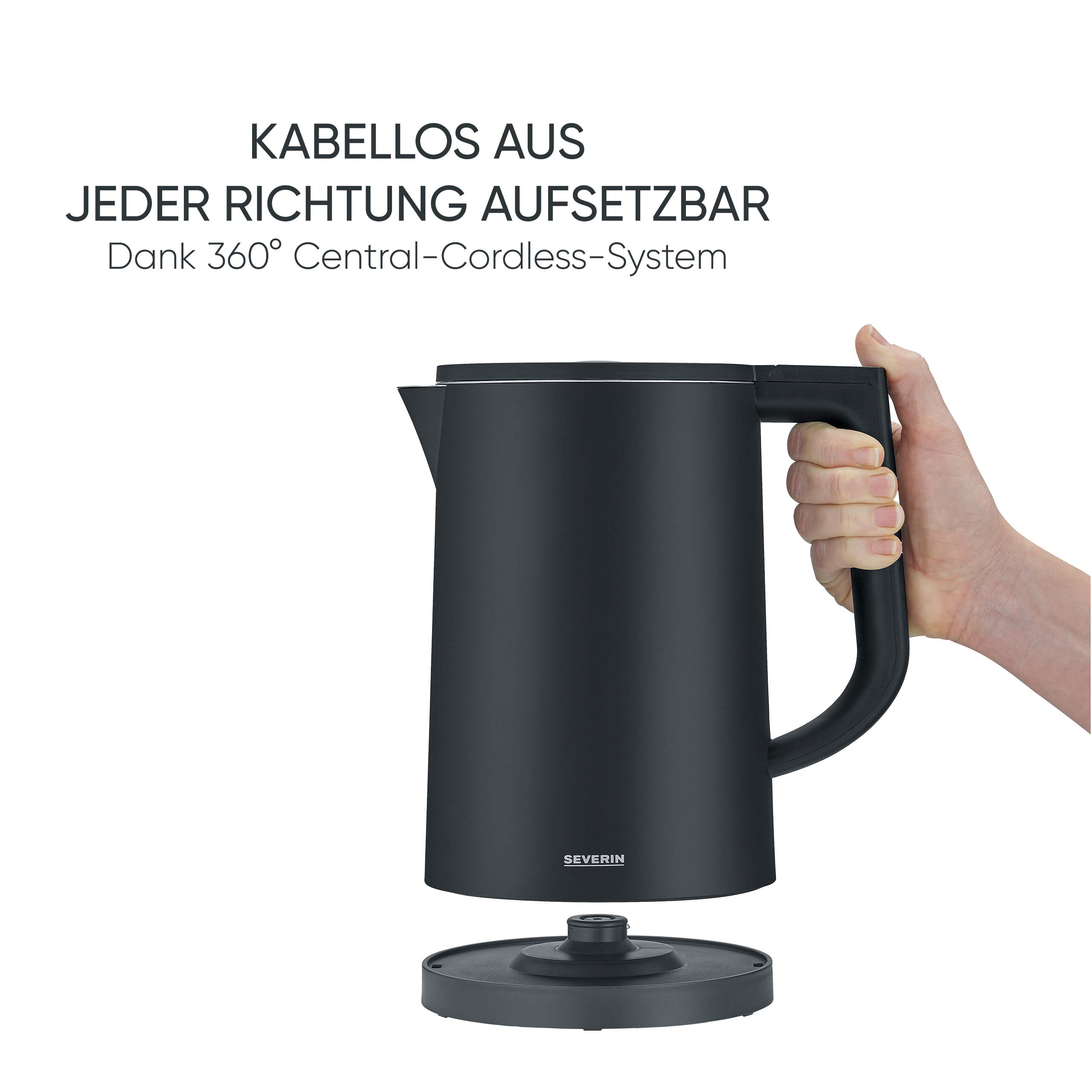 Een zwarte waterkoker in de hand. Bovenstaande tekst: 'KABELLOS AUS JEDER RICHTUNG AUFSETZBAR'.