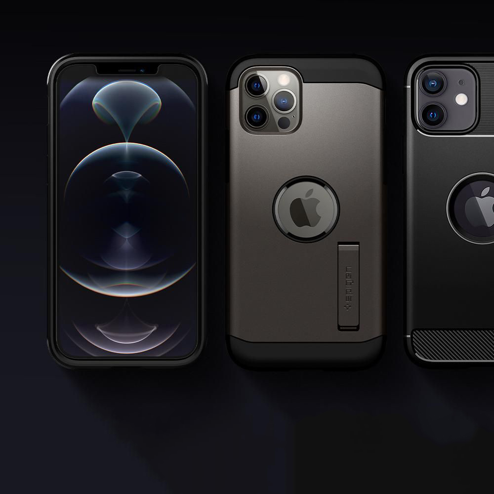 Trzy iPhone'y w etui na ciemnym tle. Środkowy telefon ma etui Spigen. Logo Apple widoczne na wszystkich etui.