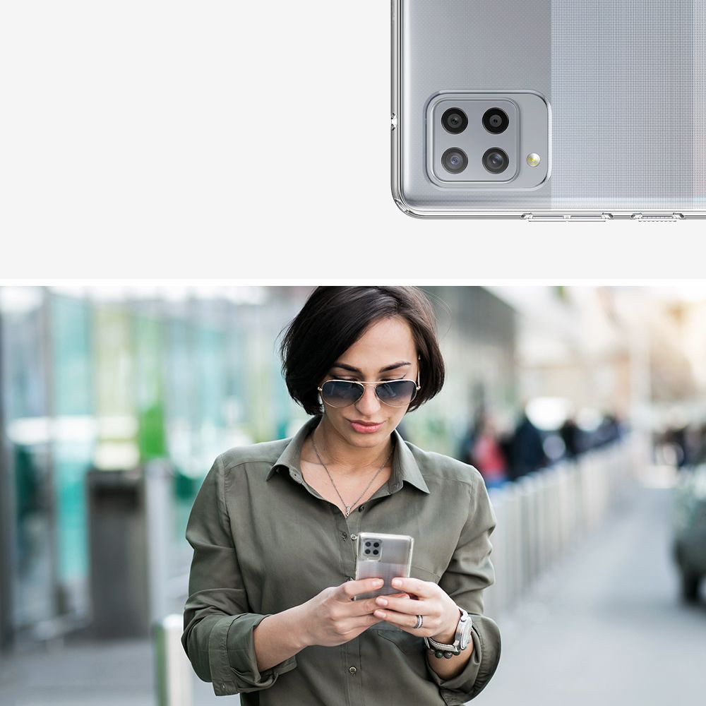 Una donna con occhiali da sole usa il telefono all'aperto. Un telefono con quattro fotocamere è nell'angolo. Indossa una camicia verde.