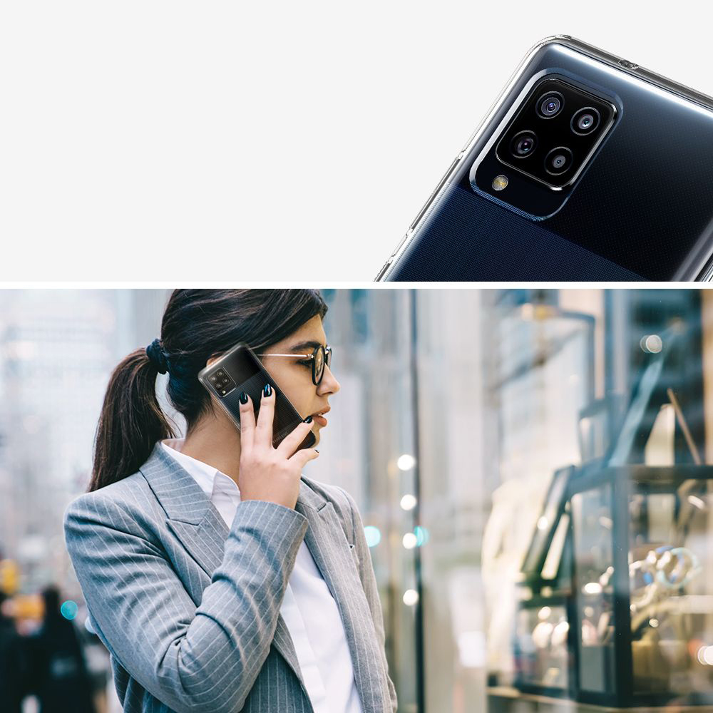 Una donna in giacca grigia parla al telefono. Il telefono ha una custodia e la fotocamera è visibile. Sfondo della città.