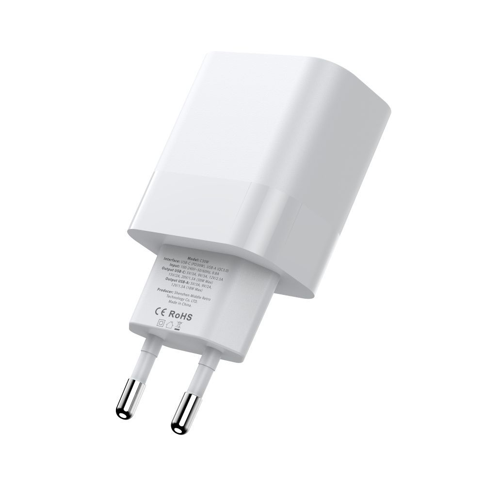 Een witte USB-oplader met een tweepolige stekker. Tekst op de oplader geeft specificaties en fabrikantgegevens aan.