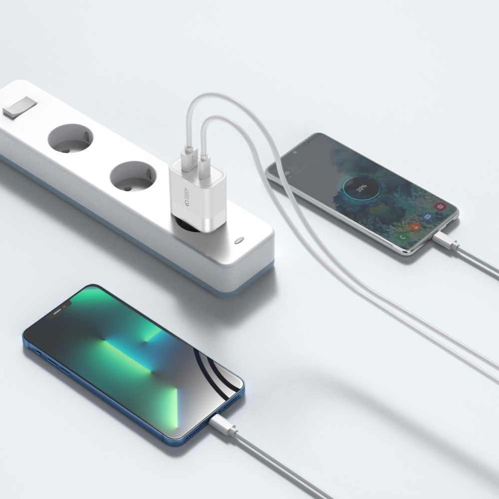 Drie smartphones opladen. Wit stekkerblok met oplader en twee aangesloten telefoons. Eén telefoon toont 33% batterij.