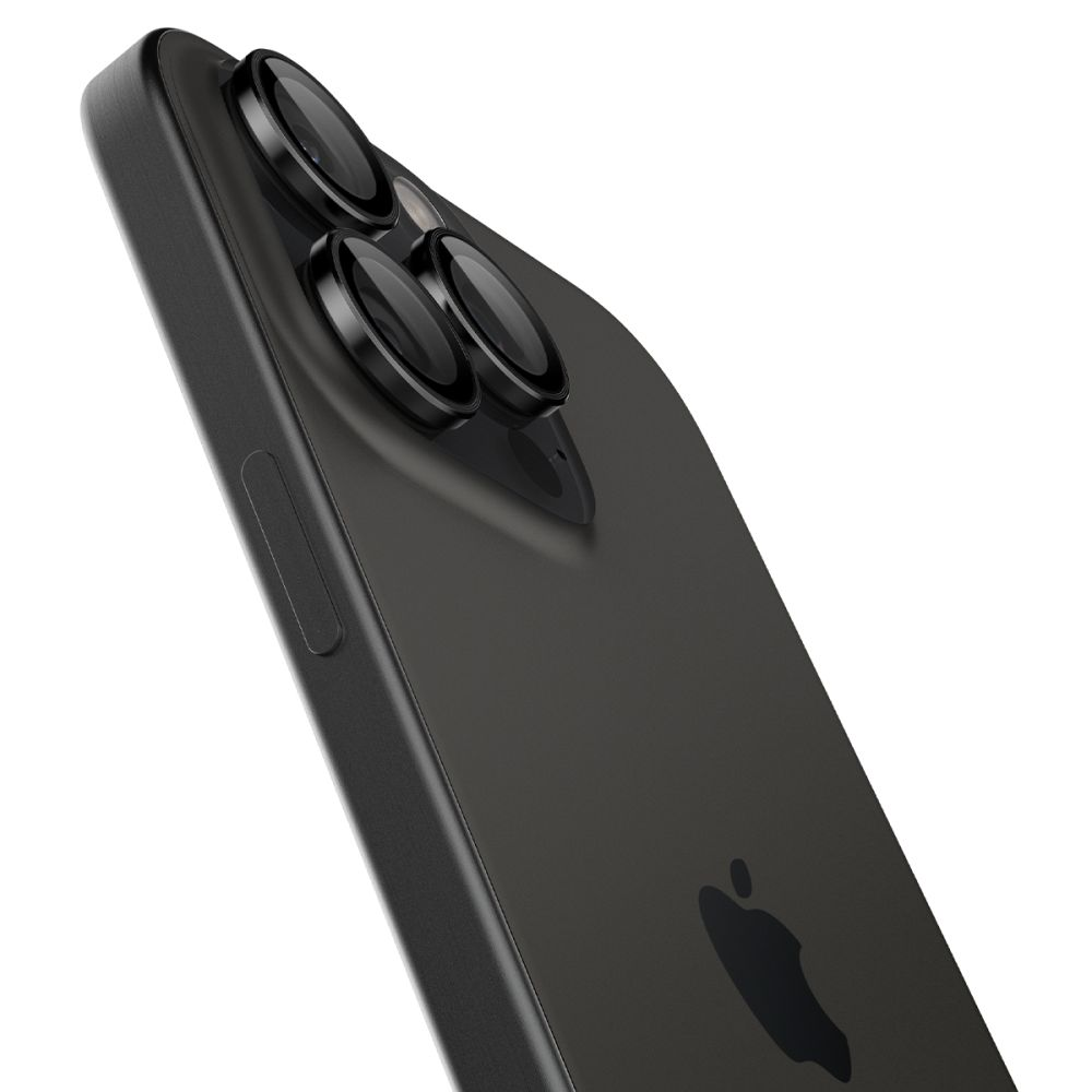 Gros plan d'un iPhone noir. Caméra à triple objectif à l'arrière. Logo Apple visible. Le côté du téléphone comporte des boutons de volume.