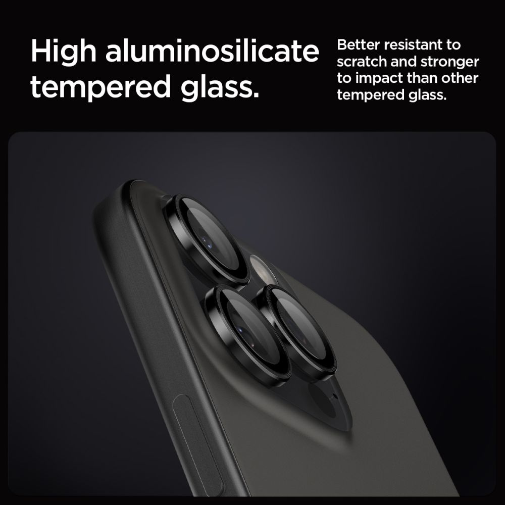 Gros plan sur les lentilles de l'appareil photo d'un téléphone. Des lentilles noires sont visibles, sur un corps de téléphone gris foncé. Le texte décrit le verre trempé.