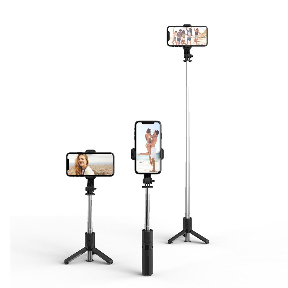 Drei Smartphones auf Selfie-Sticks. Jedes zeigt ein anderes Bild: eine Frau, ein Paar und eine Gruppe von Leuten am Strand.