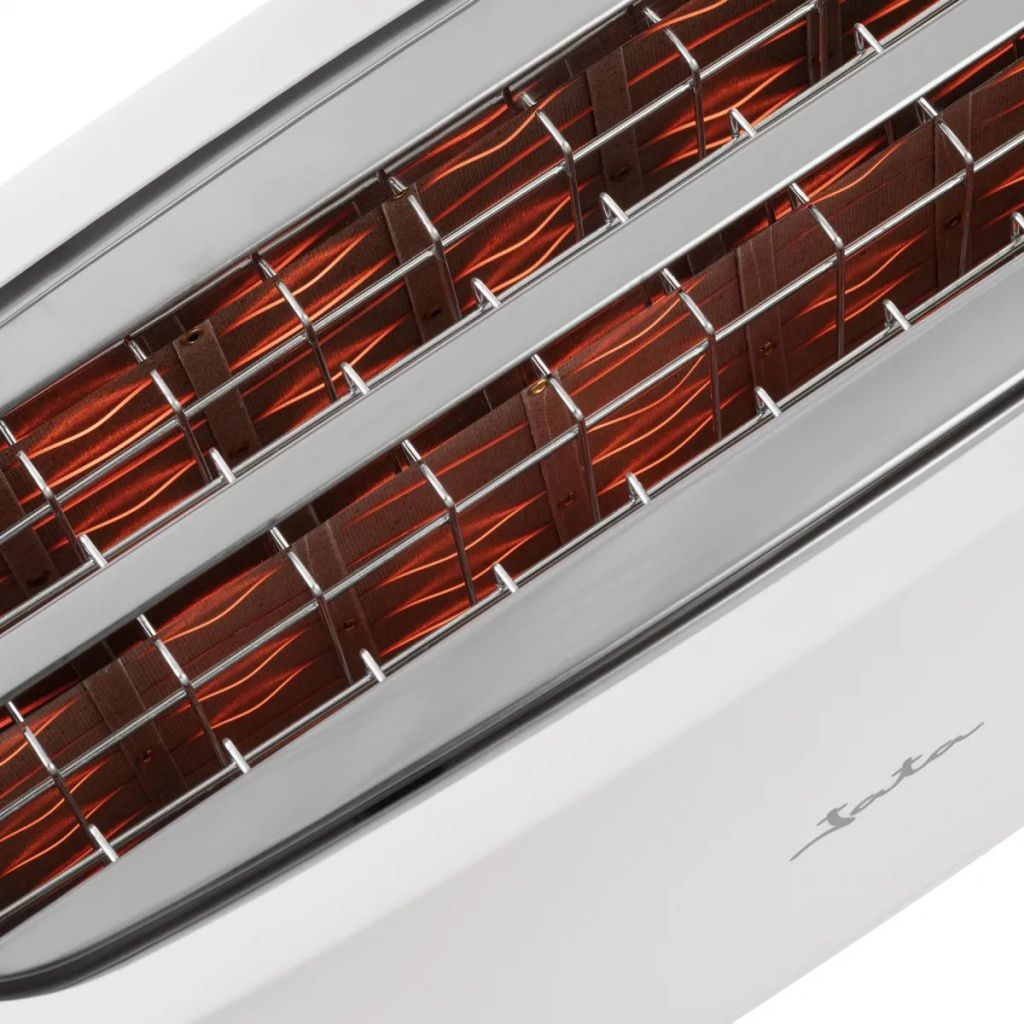 Zbliżenie białego tostera z gorącymi elementami grzejnymi. Widoczne są metalowe kratki i świecące pomarańczowe cewki.