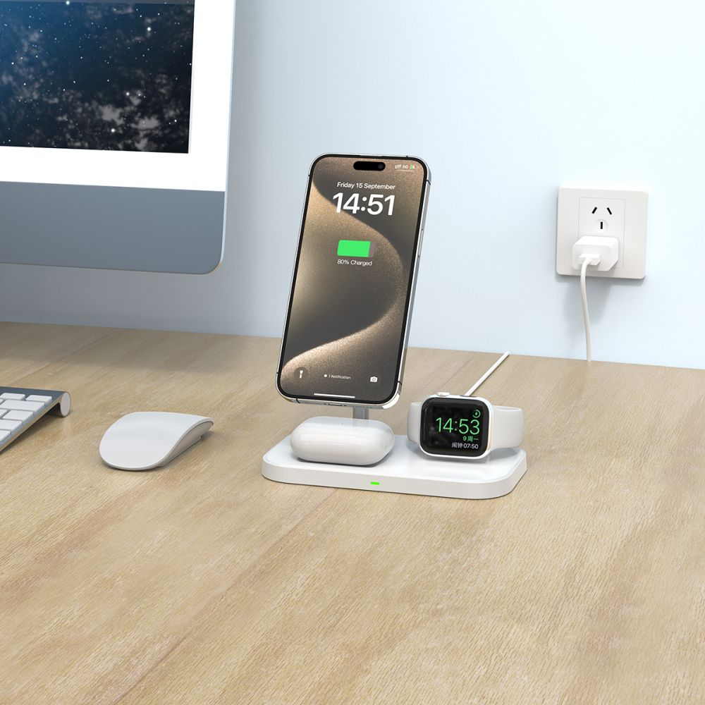 Un teléfono, un reloj y auriculares en un cargador. El teléfono muestra 14:51 y 80% cargado. Ratón y ordenador en el fondo.