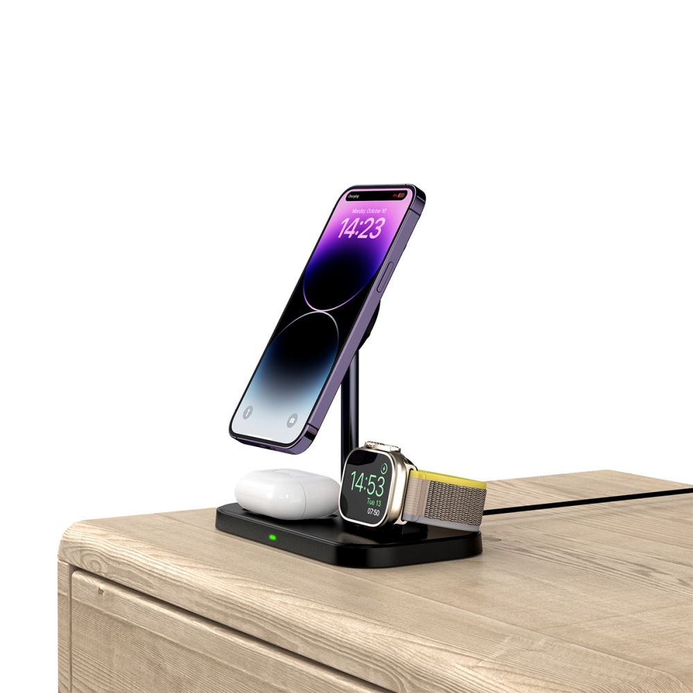 Una estación de carga para teléfono y reloj con teléfono, reloj y auriculares en una superficie de madera.