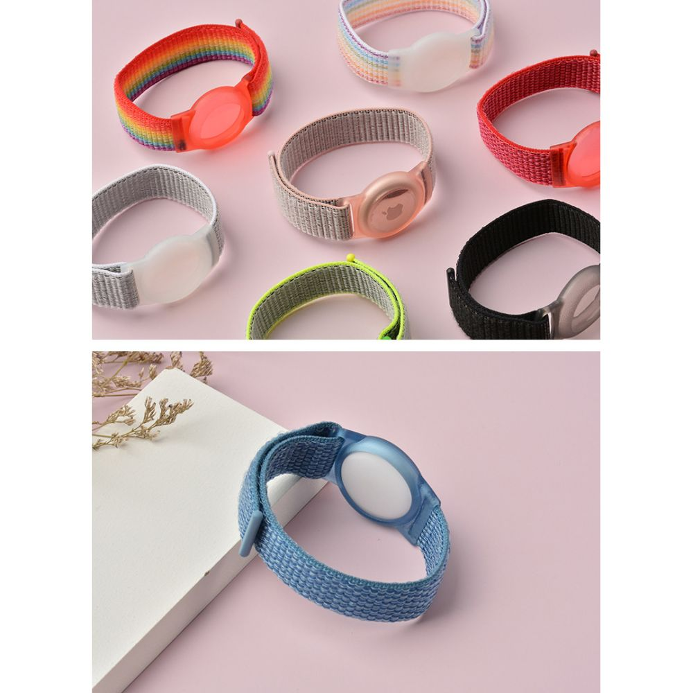 Das Bild zeigt verschiedene bunte Armbänder. Sie sind in verschiedenen Farben, darunter Regenbogen, Rot, Grau und Blau, auf einer rosa Oberfläche platziert.