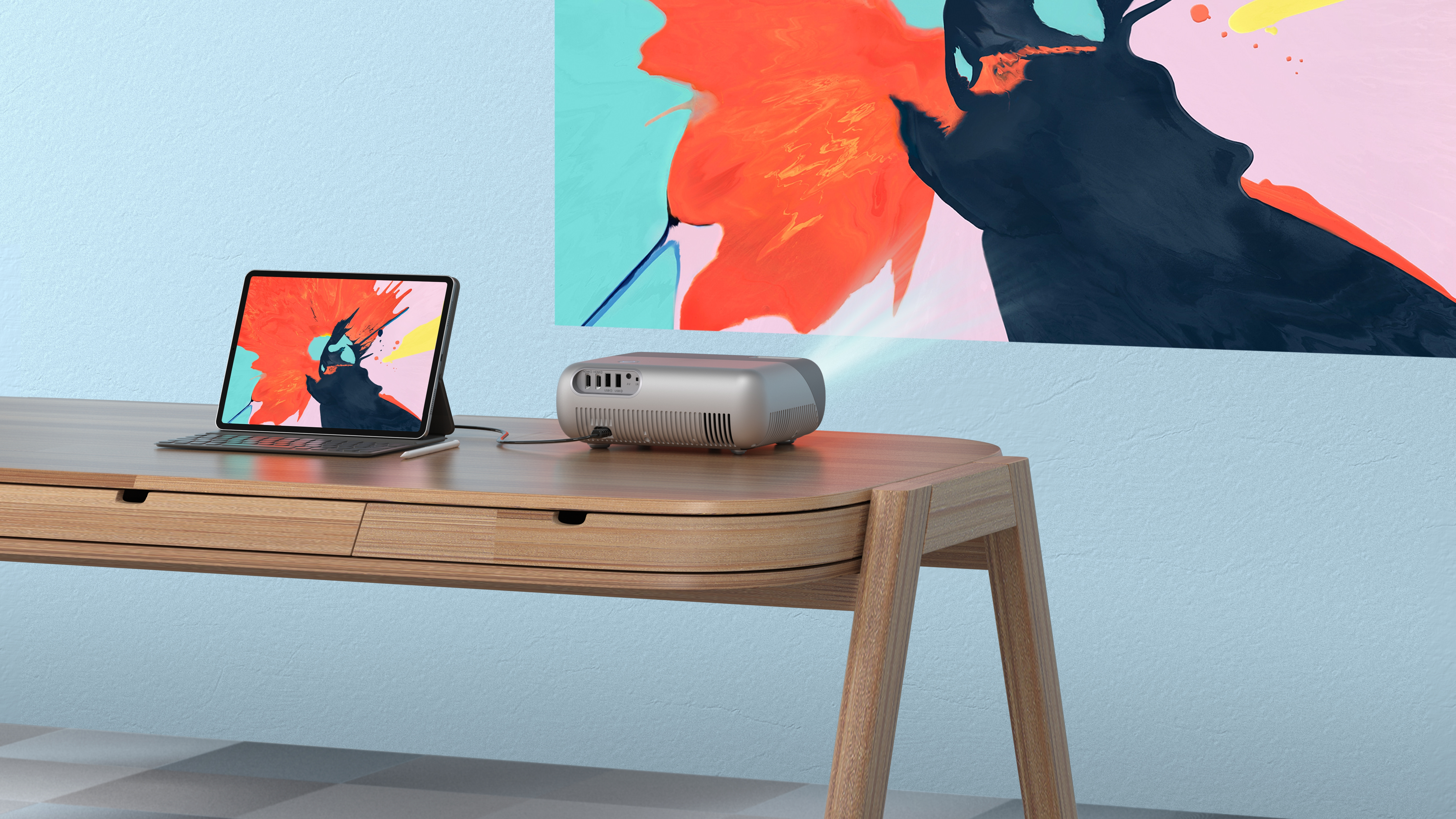 Ein Projektor zeigt Kunst an der Wand. Ein Tablet und ein Stift liegen auf einem Holztisch. Blasse Wand im Hintergrund.