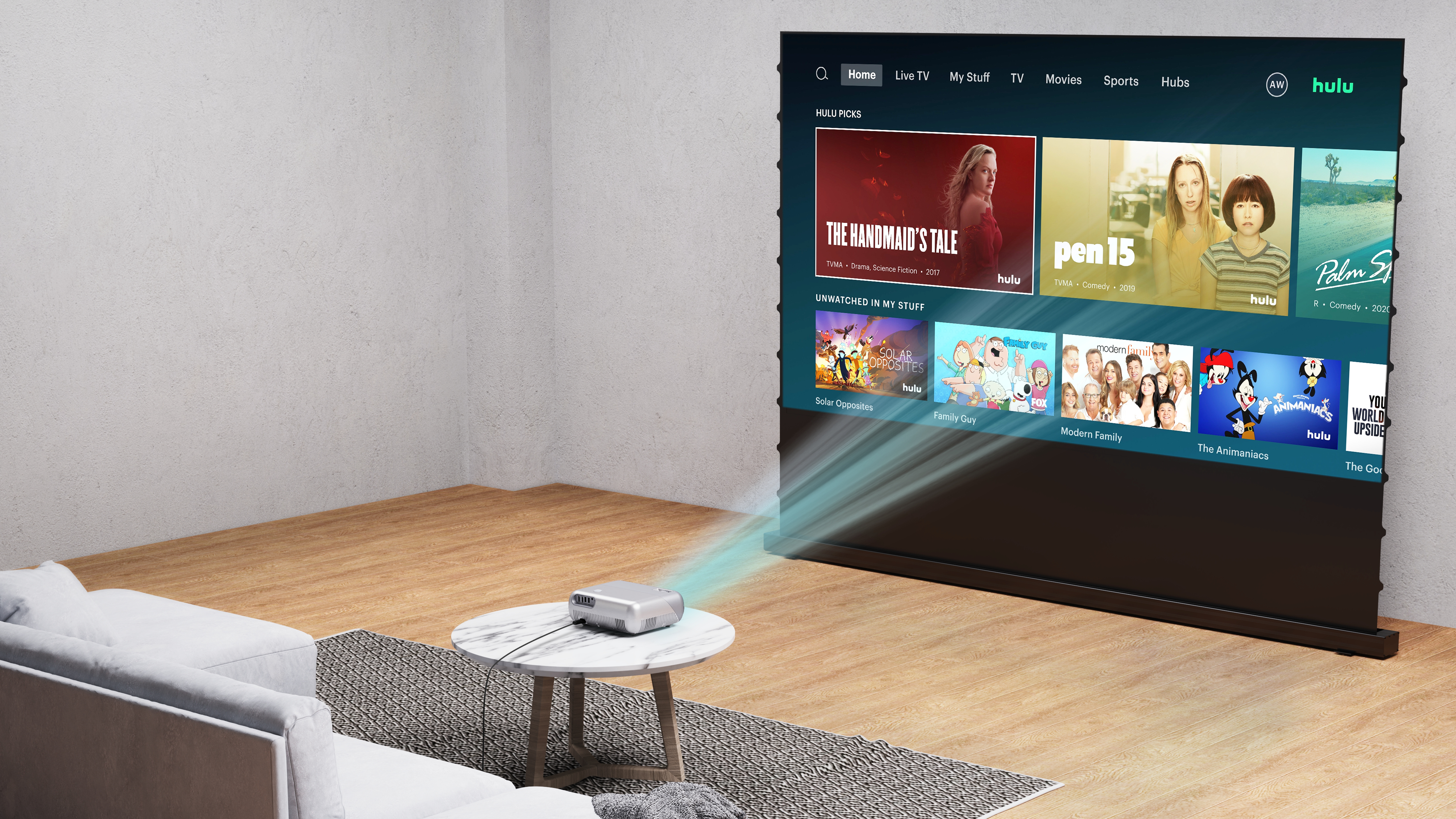 Ein Projektor zeigt eine Hulu-Oberfläche auf einem großen Bildschirm. Ein Sofa und ein Couchtisch sind im Vordergrund.