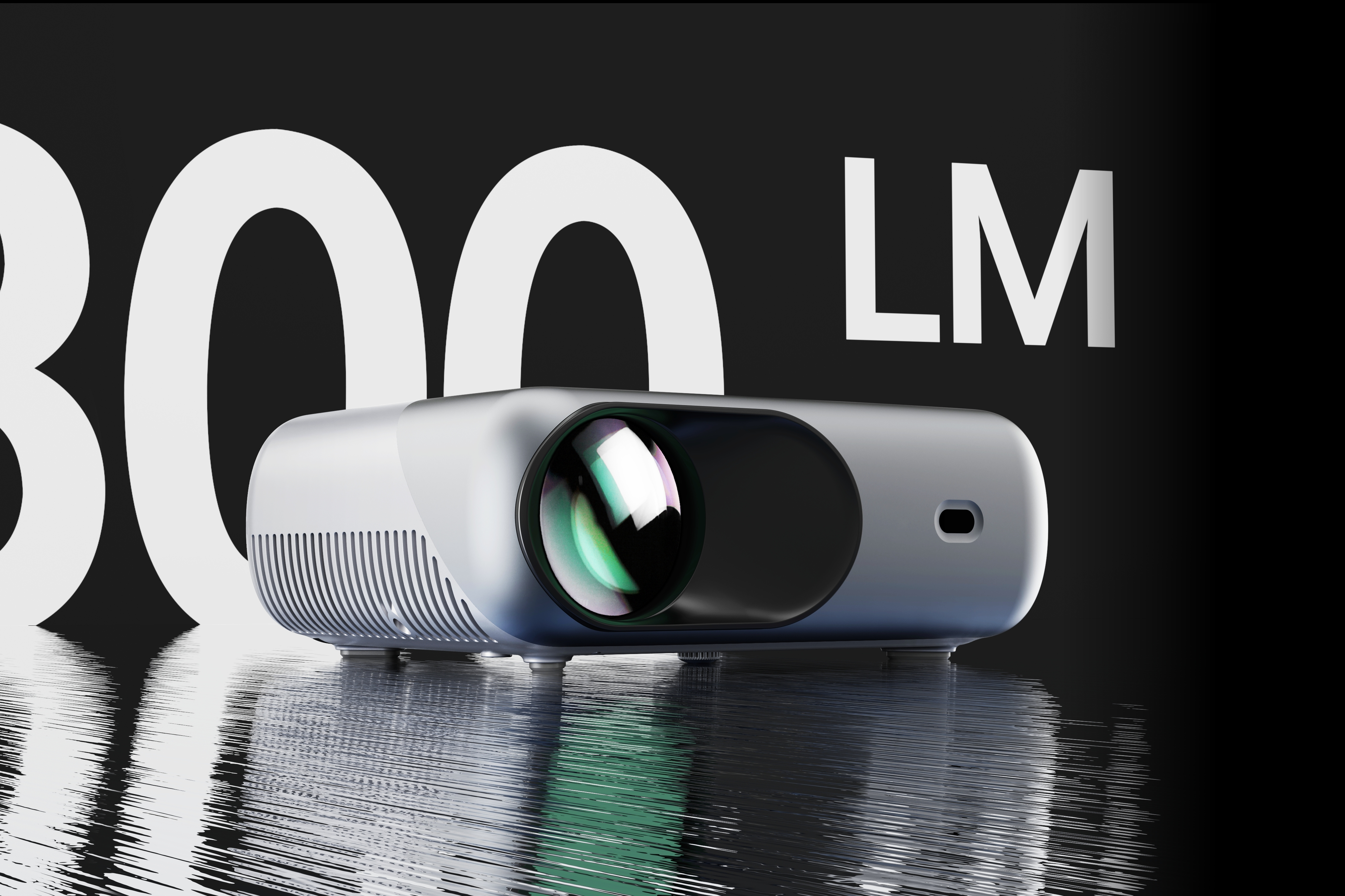 Ein silberner Projektor mit großem Objektiv steht auf einer reflektierenden Oberfläche. Weißer Text '300 LM' im Hintergrund.