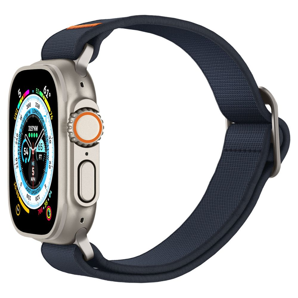 Srebrny Apple Watch Ultra z granatowym paskiem. Tarcza zegarka wyświetla dane z pomarańczowymi i niebieskimi akcentami.