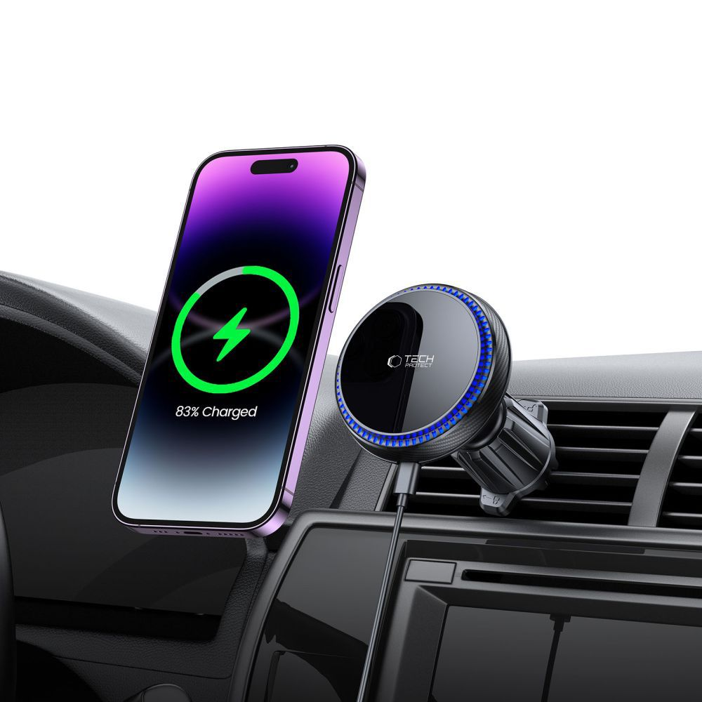 Een telefoon wordt opgeladen op een autohouder. De telefoon geeft 83% opgeladen aan. De houder is aangesloten op een oplader. Het dashboard van de auto is zichtbaar.